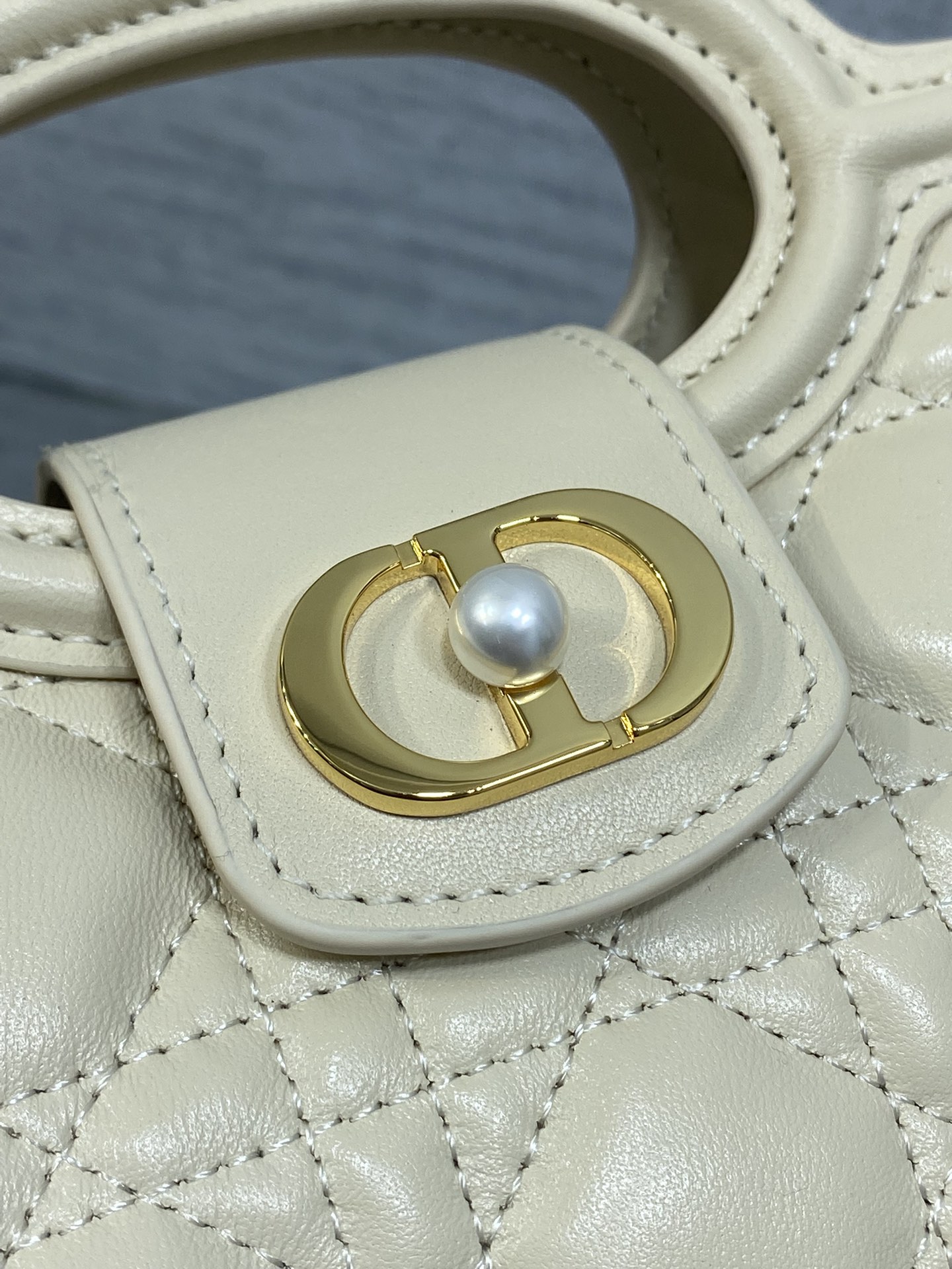 浅米色现货‼️Jolie ToP Handle 迷你链条包，对这种精致小包完全没有抵抗力✌️大包背着太累