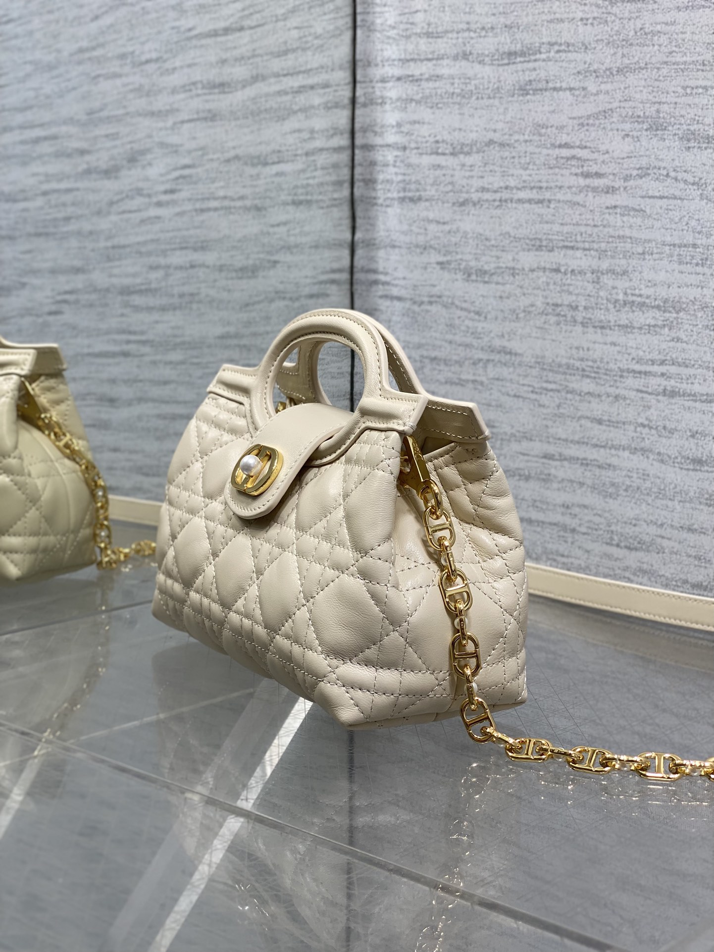 浅米色现货‼️Jolie ToP Handle 迷你链条包，对这种精致小包完全没有抵抗力✌️大包背着太累