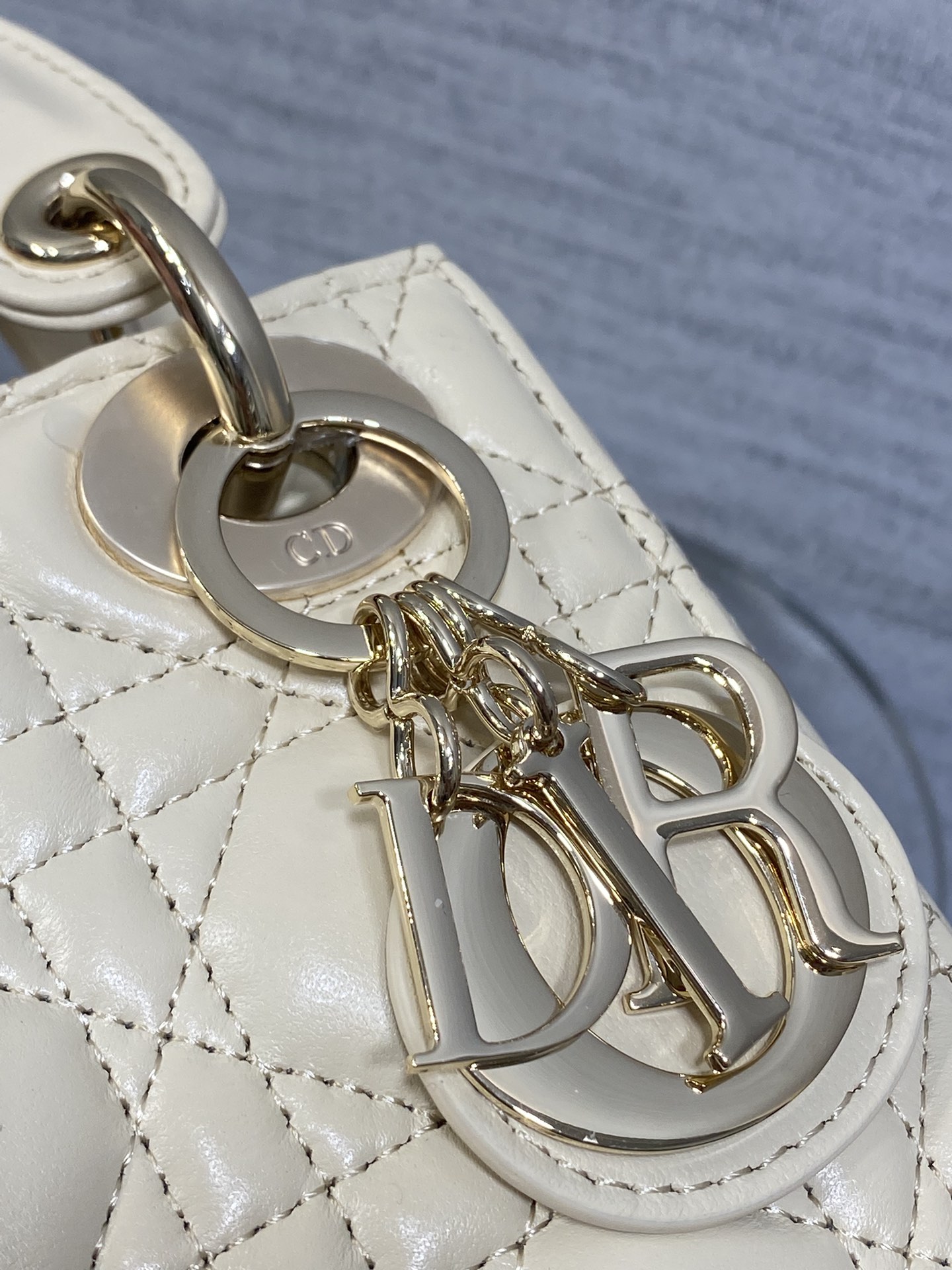 现货‼️Classic Lady戴妃包，人手一个必备的三格小包😍。迷人优雅又气场十足💃🏻，斜挎手拎也是女