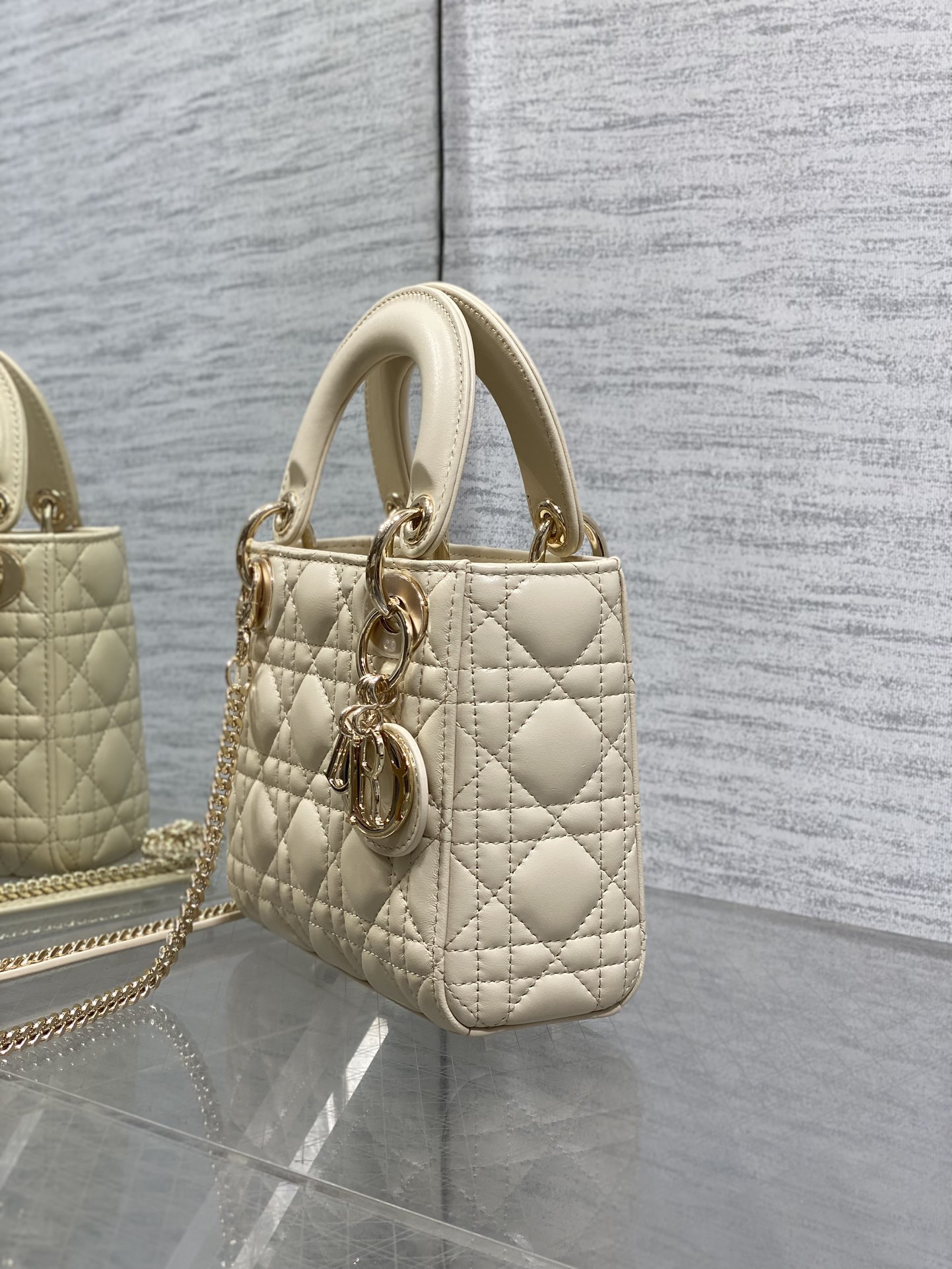 现货‼️Classic Lady戴妃包，人手一个必备的三格小包😍。迷人优雅又气场十足💃🏻，斜挎手拎也是女