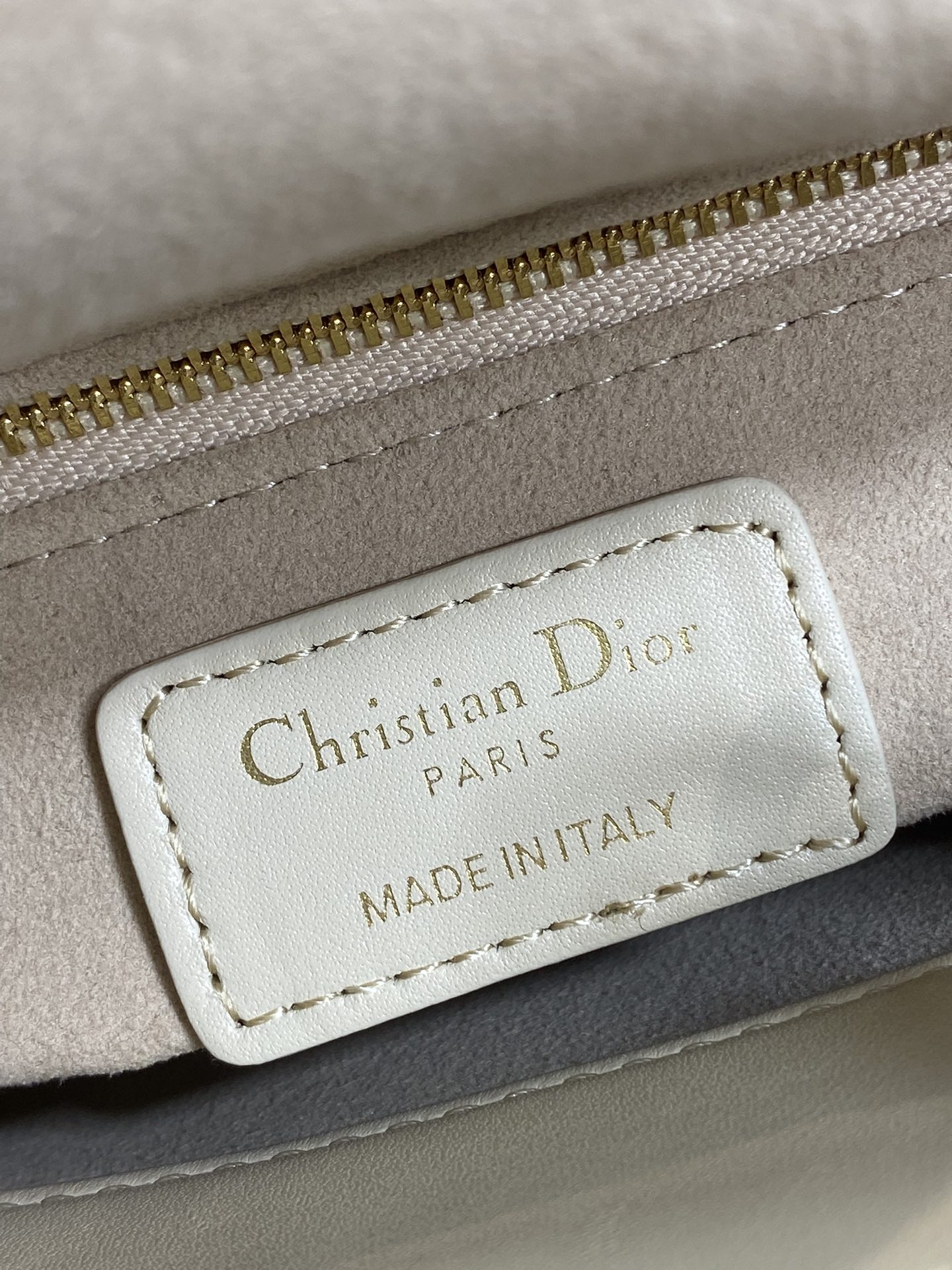 现货‼️Classic Lady戴妃包，人手一个必备的三格小包😍。迷人优雅又气场十足💃🏻，斜挎手拎也是女