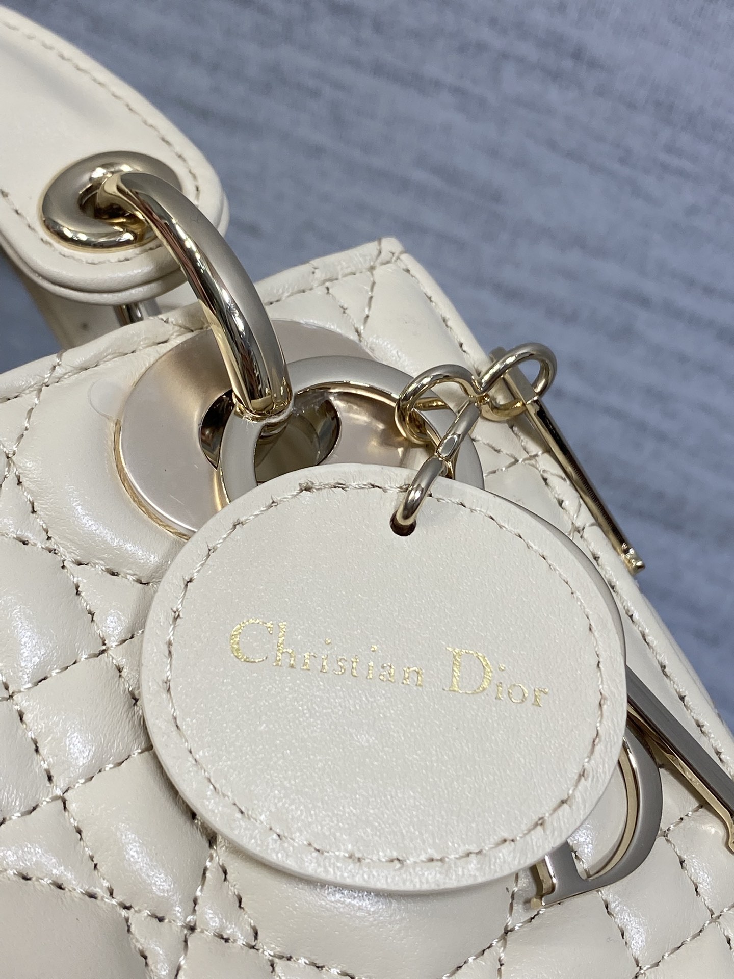 现货‼️Classic Lady戴妃包，人手一个必备的三格小包😍。迷人优雅又气场十足💃🏻，斜挎手拎也是女