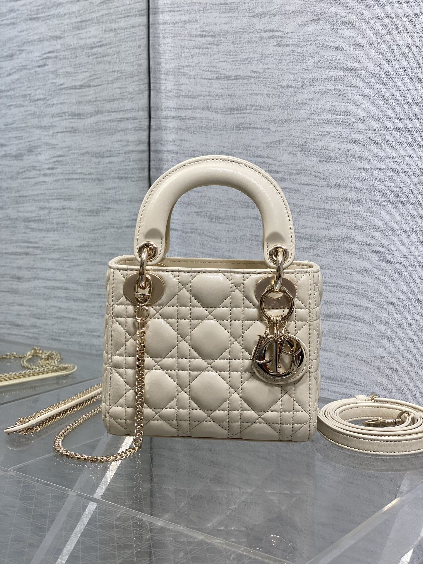 现货‼️Classic Lady戴妃包，人手一个必备的三格小包😍。迷人优雅又气场十足💃🏻，斜挎手拎也是女