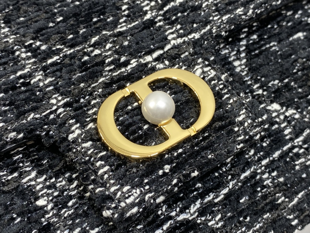 粗花现货‼️最新珍珠链条包标志性的藤纹格，经典的珍珠锁扣logo👏 ，别致的设计，搭配雪花粗花，优雅又时