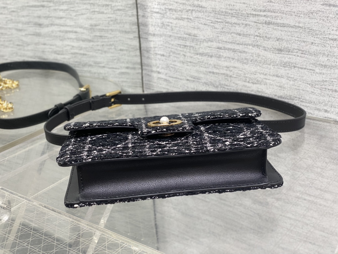 粗花现货‼️最新珍珠链条包标志性的藤纹格，经典的珍珠锁扣logo👏 ，别致的设计，搭配雪花粗花，优雅又时