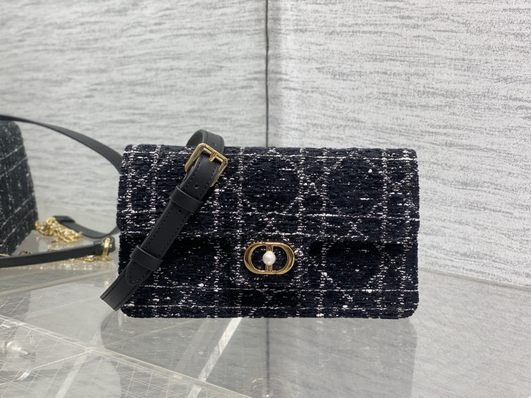 粗花现货‼️最新珍珠链条包标志性的藤纹格，经典的珍珠锁扣logo👏 ，别致的设计，搭配雪花粗花，优雅又时