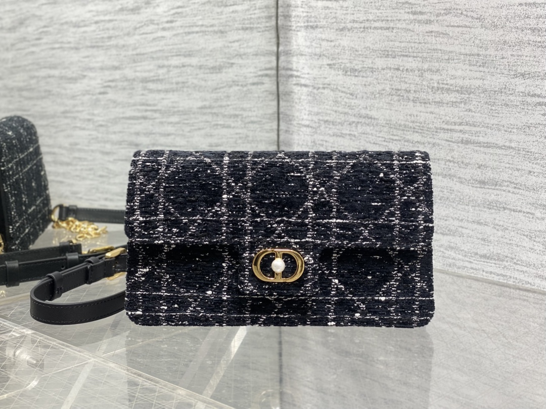 粗花现货‼️最新珍珠链条包标志性的藤纹格，经典的珍珠锁扣logo👏 ，别致的设计，搭配雪花粗花，优雅又时