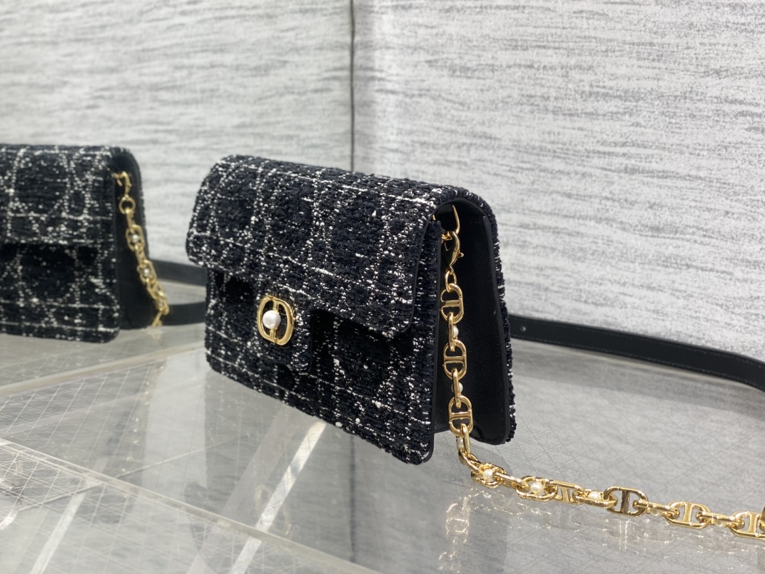 粗花现货‼️最新珍珠链条包标志性的藤纹格，经典的珍珠锁扣logo👏 ，别致的设计，搭配雪花粗花，优雅又时