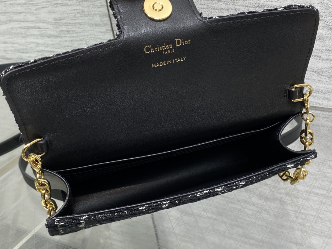 粗花现货‼️最新珍珠链条包标志性的藤纹格，经典的珍珠锁扣logo👏 ，别致的设计，搭配雪花粗花，优雅又时