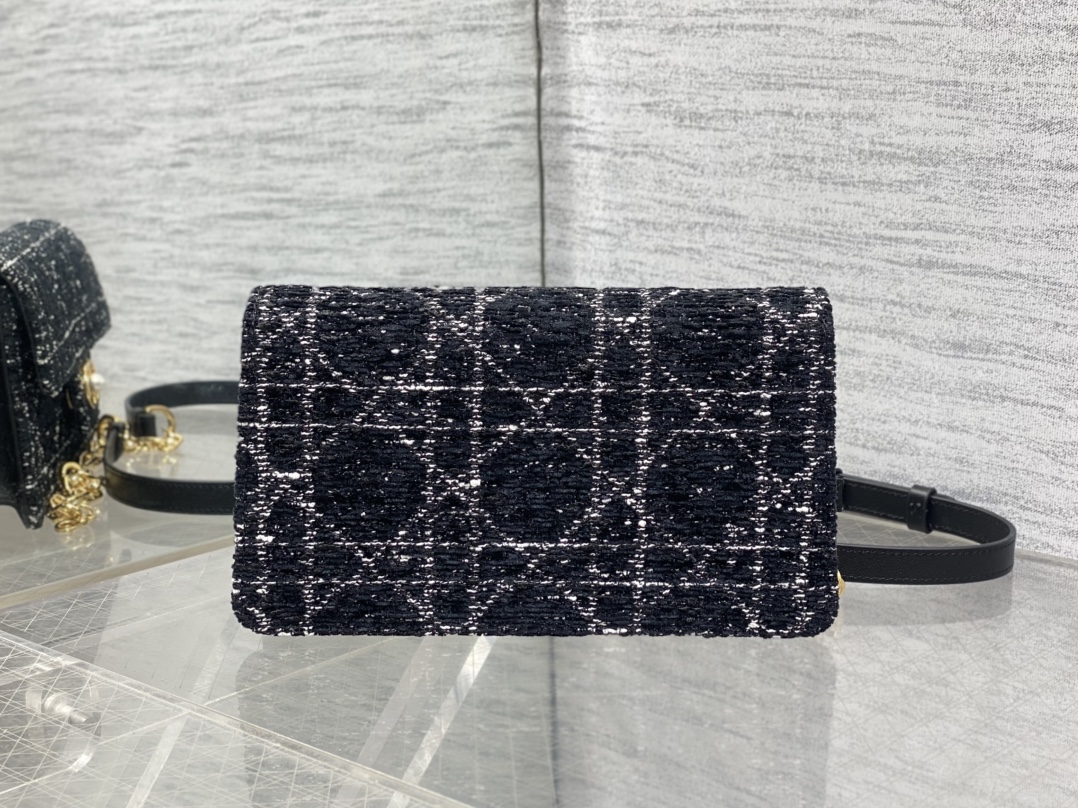 粗花现货‼️最新珍珠链条包标志性的藤纹格，经典的珍珠锁扣logo👏 ，别致的设计，搭配雪花粗花，优雅又时