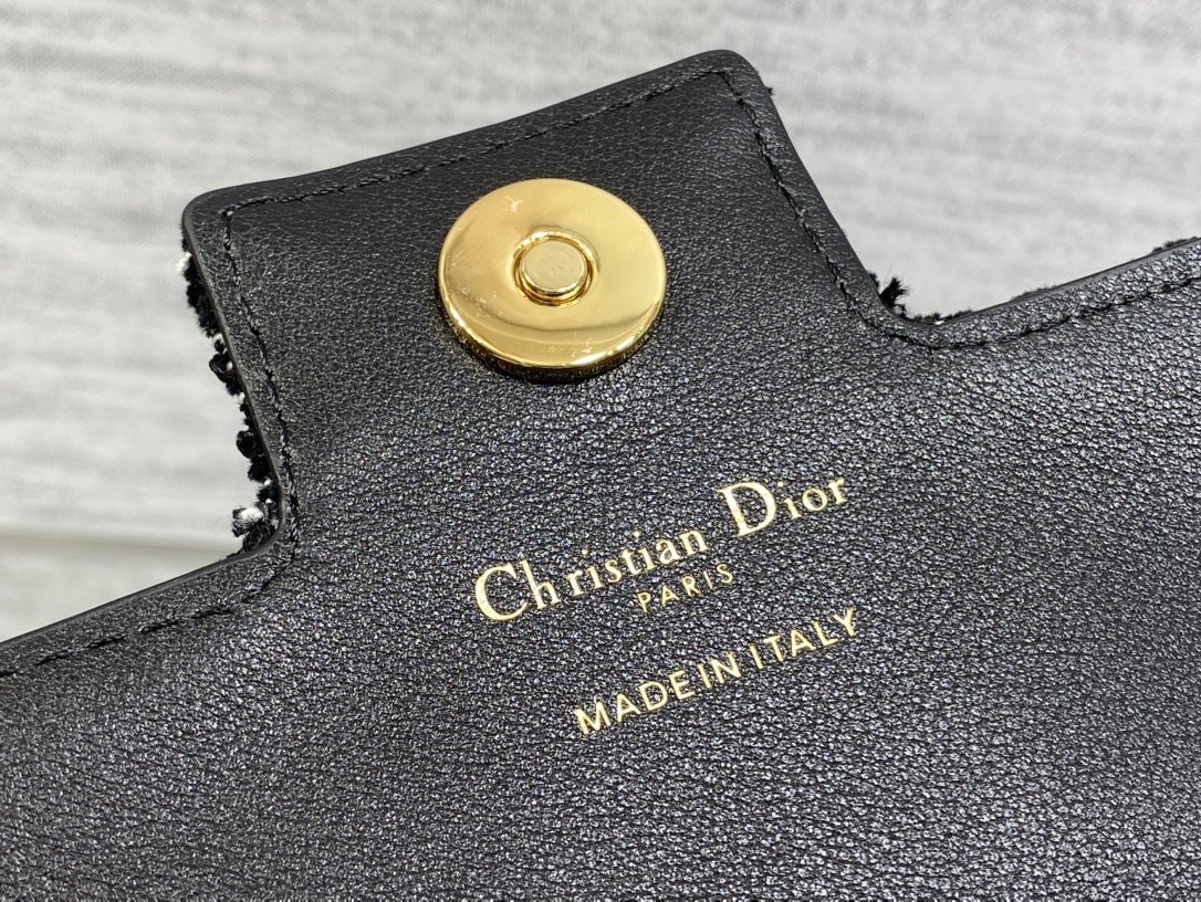 粗花现货‼️最新珍珠链条包标志性的藤纹格，经典的珍珠锁扣logo👏 ，别致的设计，搭配雪花粗花，优雅又时