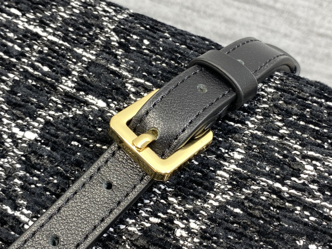 粗花现货‼️最新珍珠链条包标志性的藤纹格，经典的珍珠锁扣logo👏 ，别致的设计，搭配雪花粗花，优雅又时