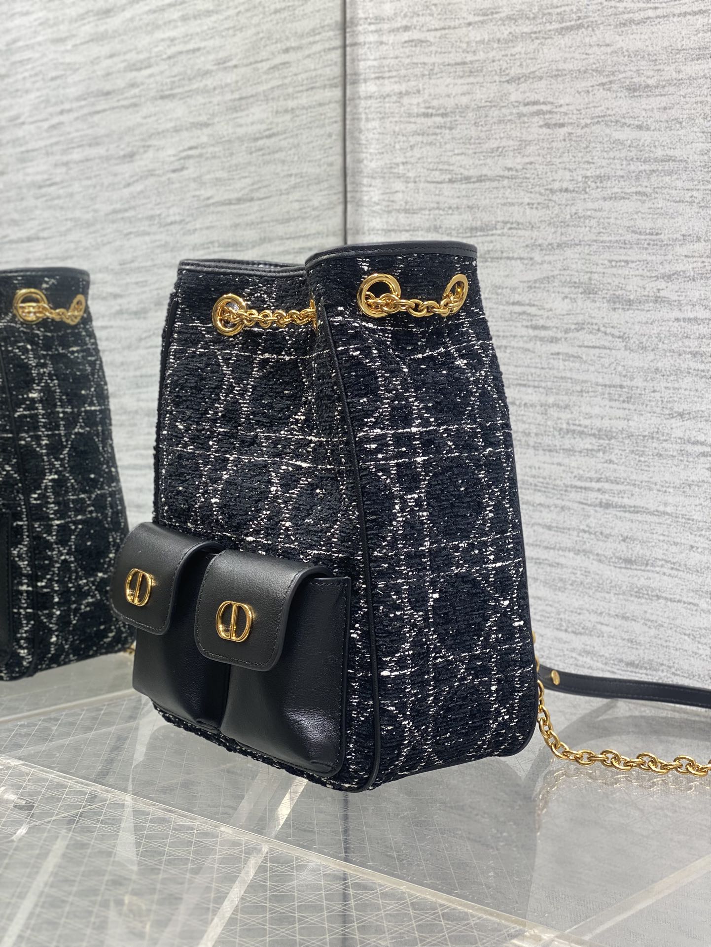 大号现货‼️Caro Multicarry双肩发财桶背包系列，新款美包又上新了，进口雪花粗花精心制作，精