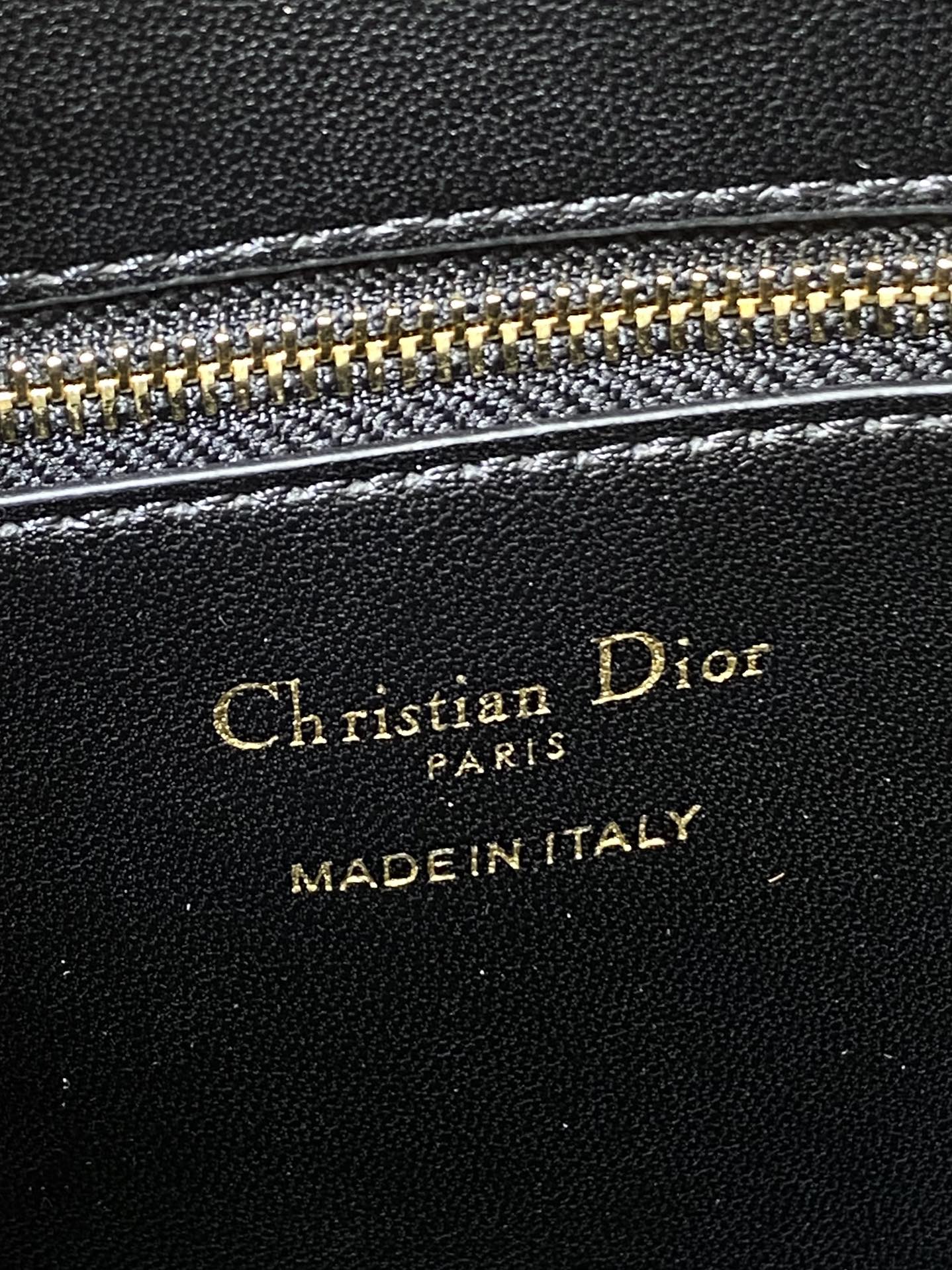 大号现货‼️Caro Multicarry双肩发财桶背包系列，新款美包又上新了，进口雪花粗花精心制作，精