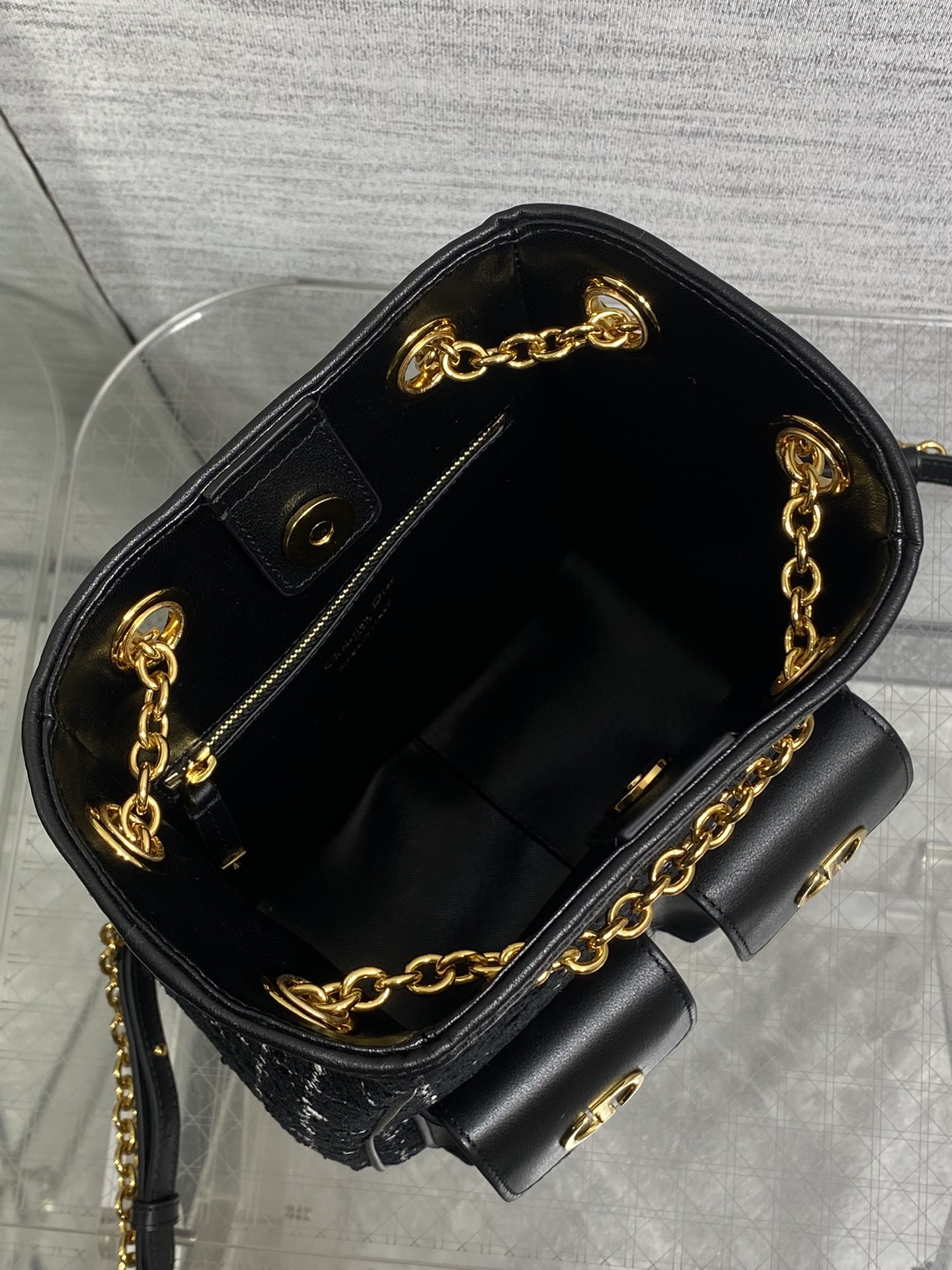 大号现货‼️Caro Multicarry双肩发财桶背包系列，新款美包又上新了，进口雪花粗花精心制作，精