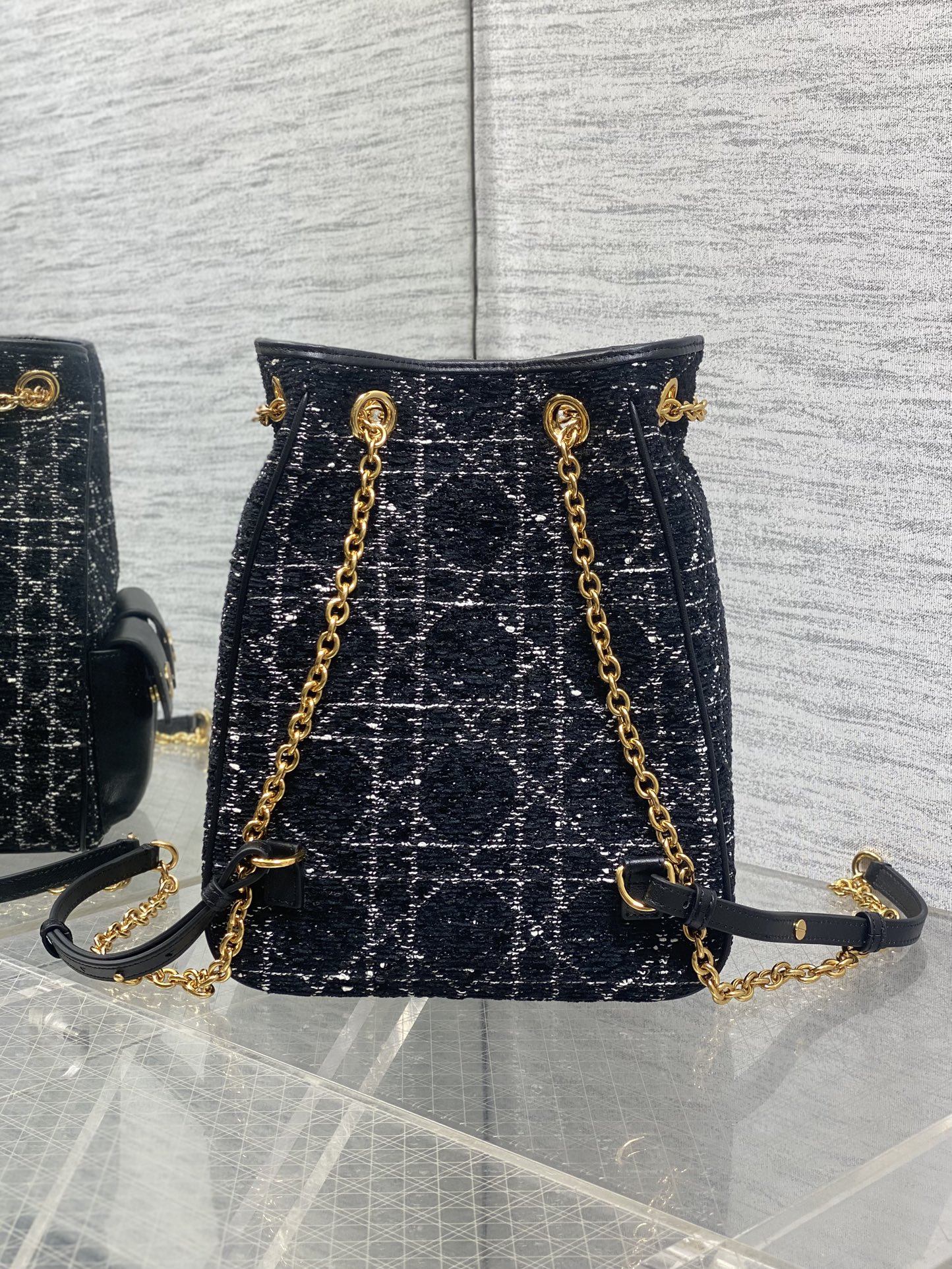 大号现货‼️Caro Multicarry双肩发财桶背包系列，新款美包又上新了，进口雪花粗花精心制作，精