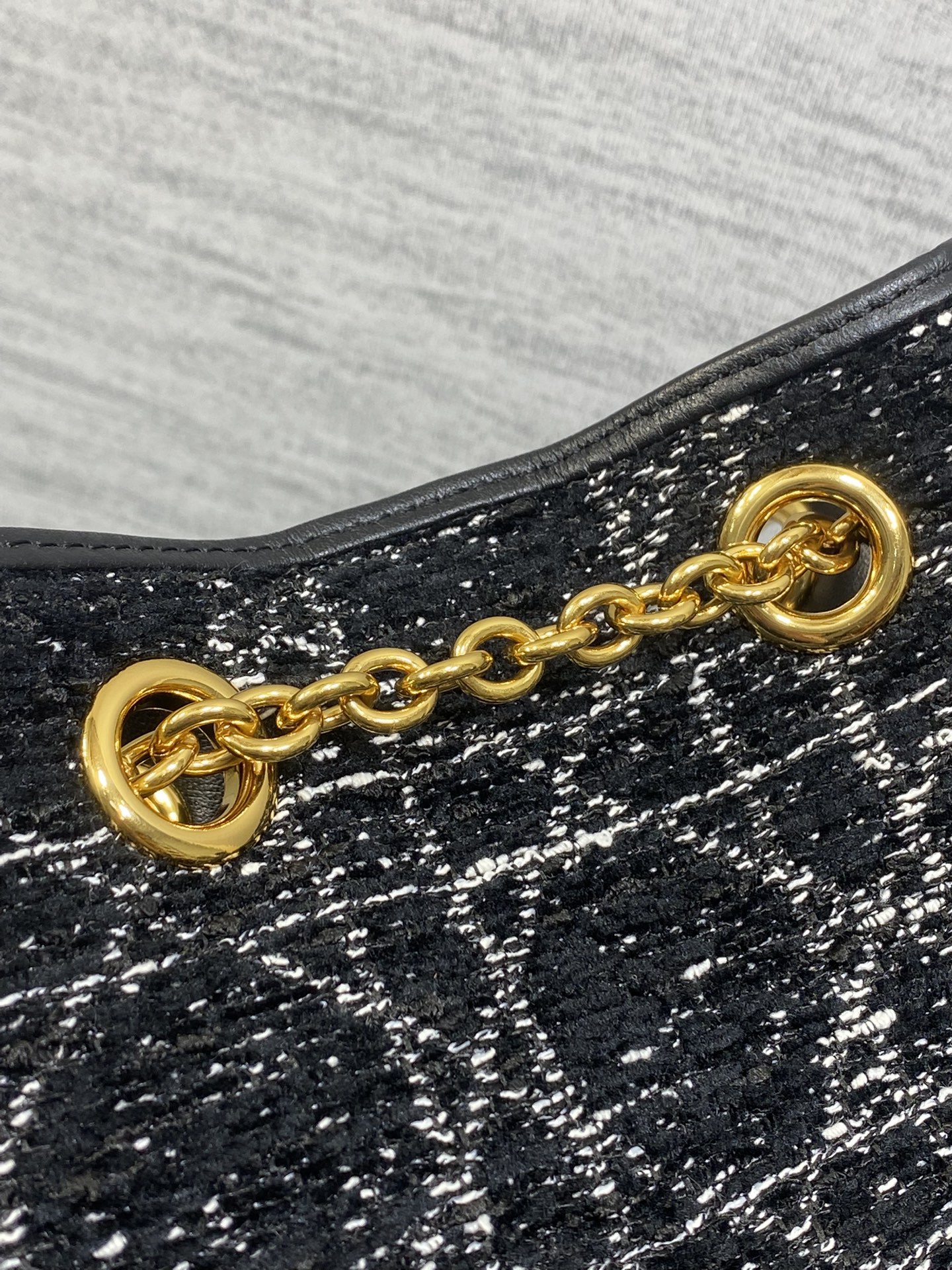 大号现货‼️Caro Multicarry双肩发财桶背包系列，新款美包又上新了，进口雪花粗花精心制作，精