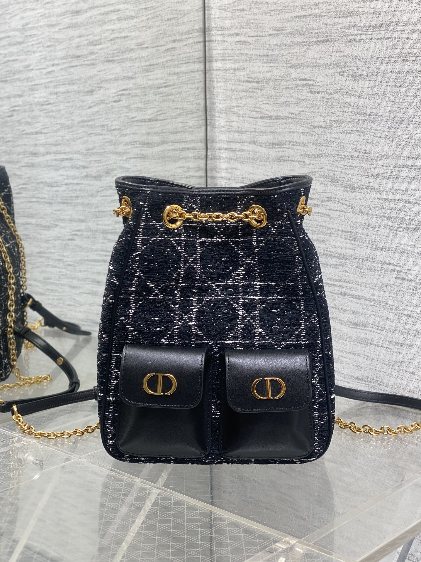 大号现货‼️Caro Multicarry双肩发财桶背包系列，新款美包又上新了，进口雪花粗花精心制作，精