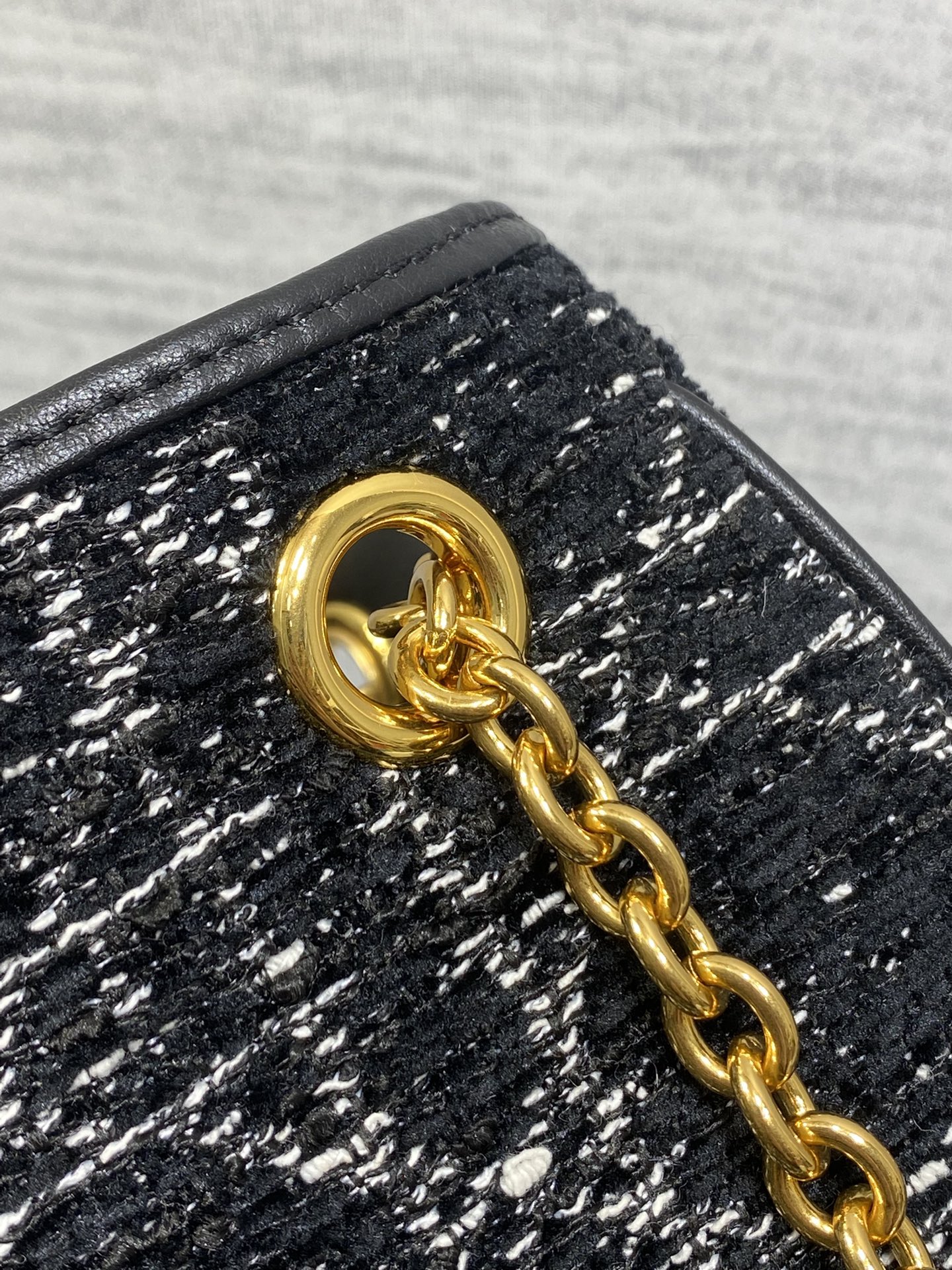 大号现货‼️Caro Multicarry双肩发财桶背包系列，新款美包又上新了，进口雪花粗花精心制作，精