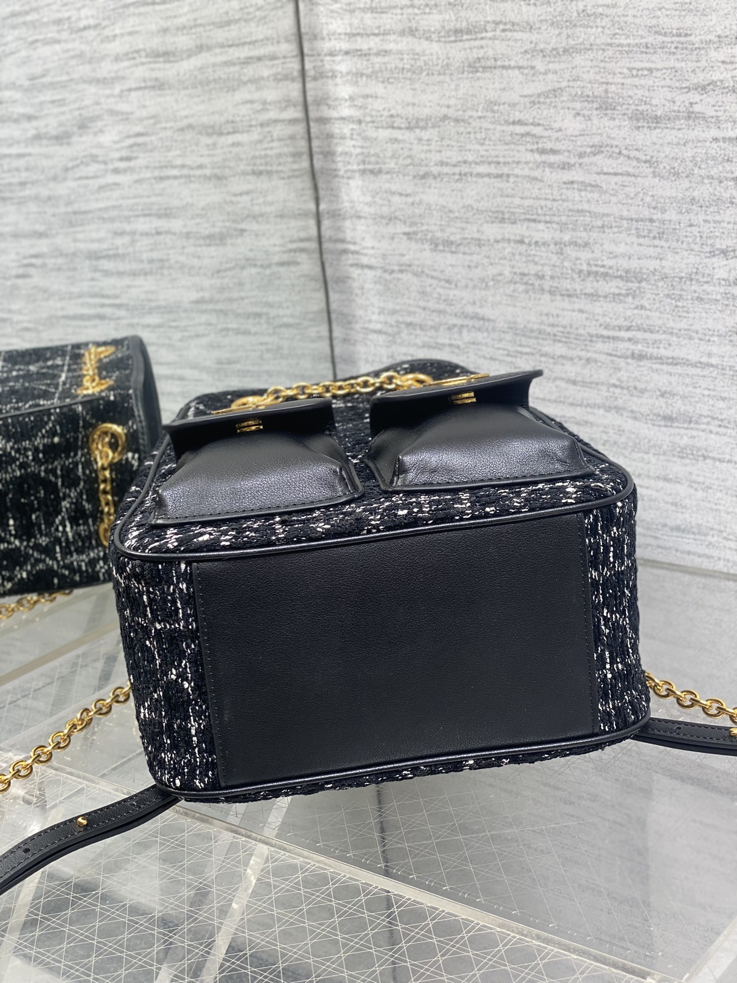 大号现货‼️Caro Multicarry双肩发财桶背包系列，新款美包又上新了，进口雪花粗花精心制作，精