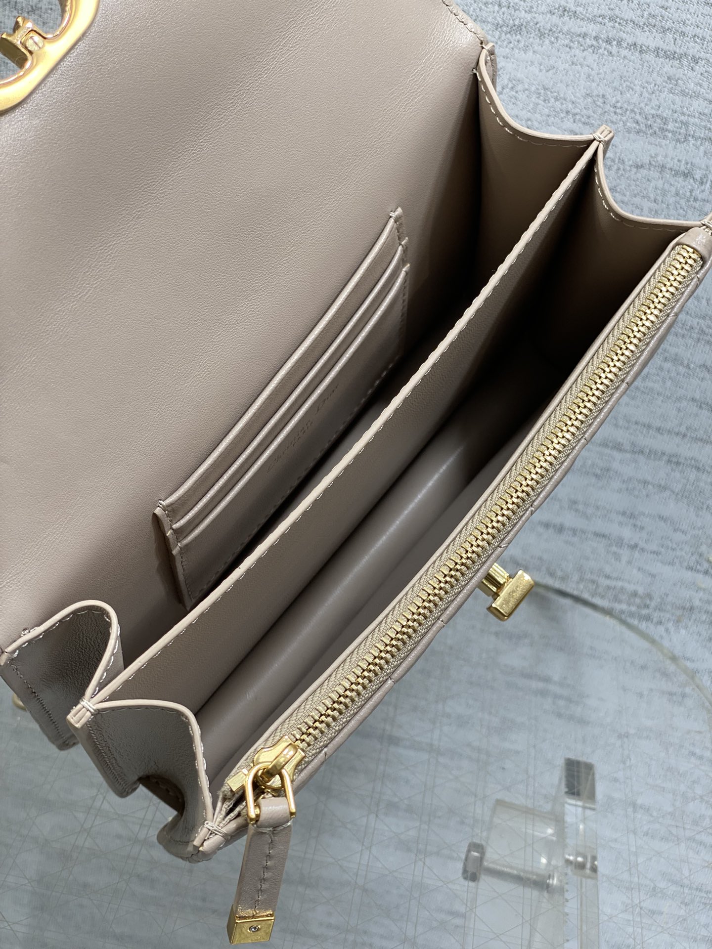 迷你现货‼️𝐃𝐢𝐨𝐫 𝐌𝐢𝐬𝐬 𝐂𝐚𝐫𝐨链条手袋 开挂啦开挂啦！！火爆全网🤤不出意外夏天最爱的一只小包了