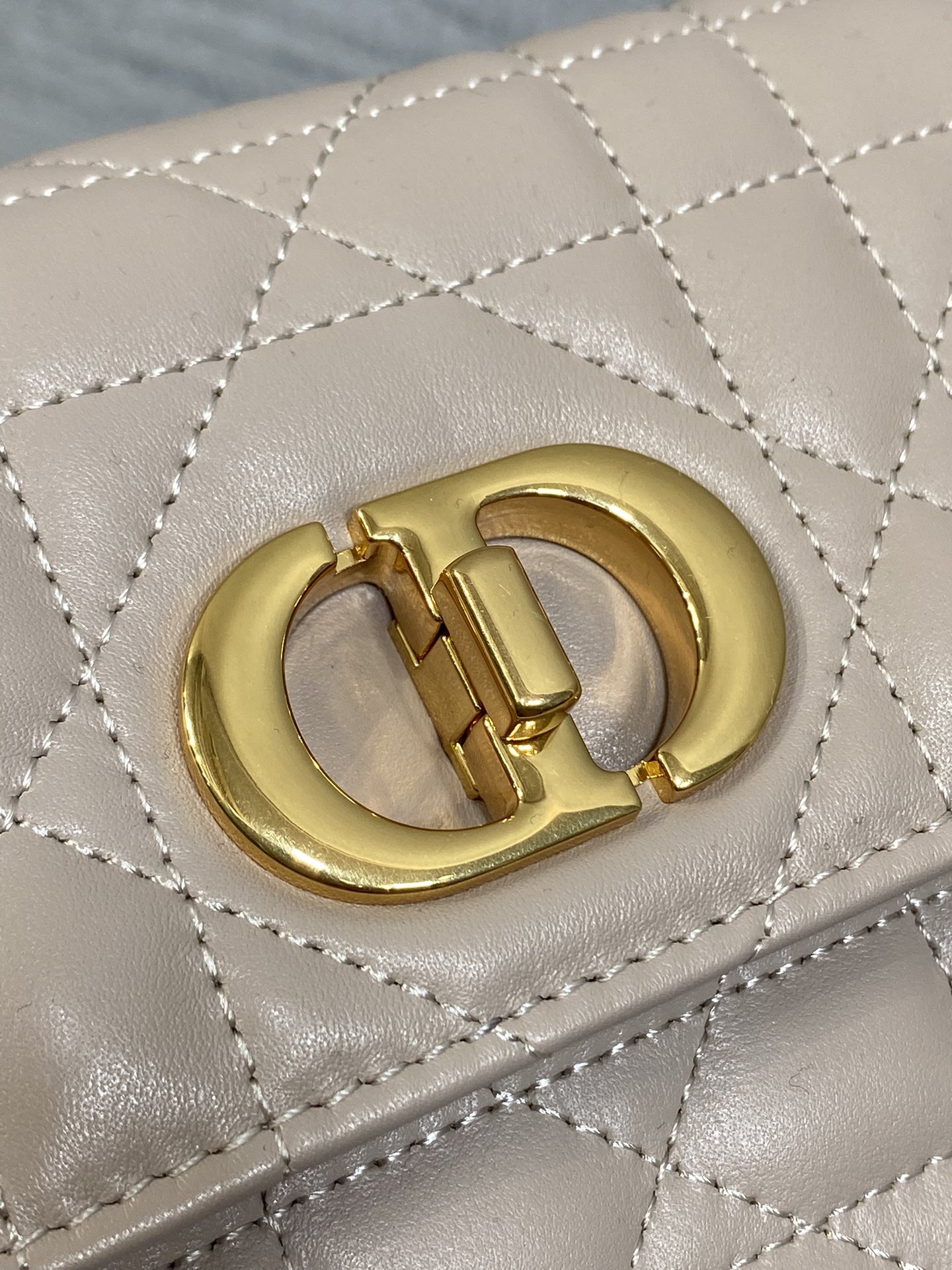 迷你现货‼️𝐃𝐢𝐨𝐫 𝐌𝐢𝐬𝐬 𝐂𝐚𝐫𝐨链条手袋 开挂啦开挂啦！！火爆全网🤤不出意外夏天最爱的一只小包了