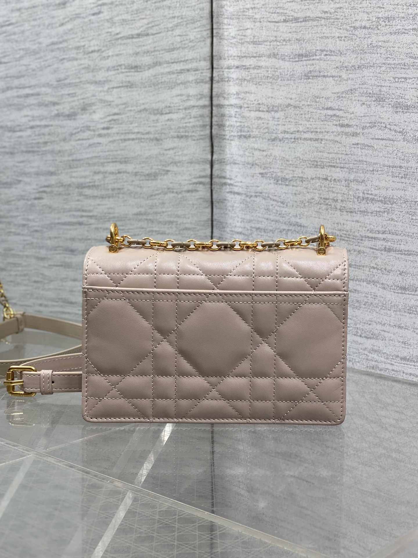 迷你现货‼️𝐃𝐢𝐨𝐫 𝐌𝐢𝐬𝐬 𝐂𝐚𝐫𝐨链条手袋 开挂啦开挂啦！！火爆全网🤤不出意外夏天最爱的一只小包了