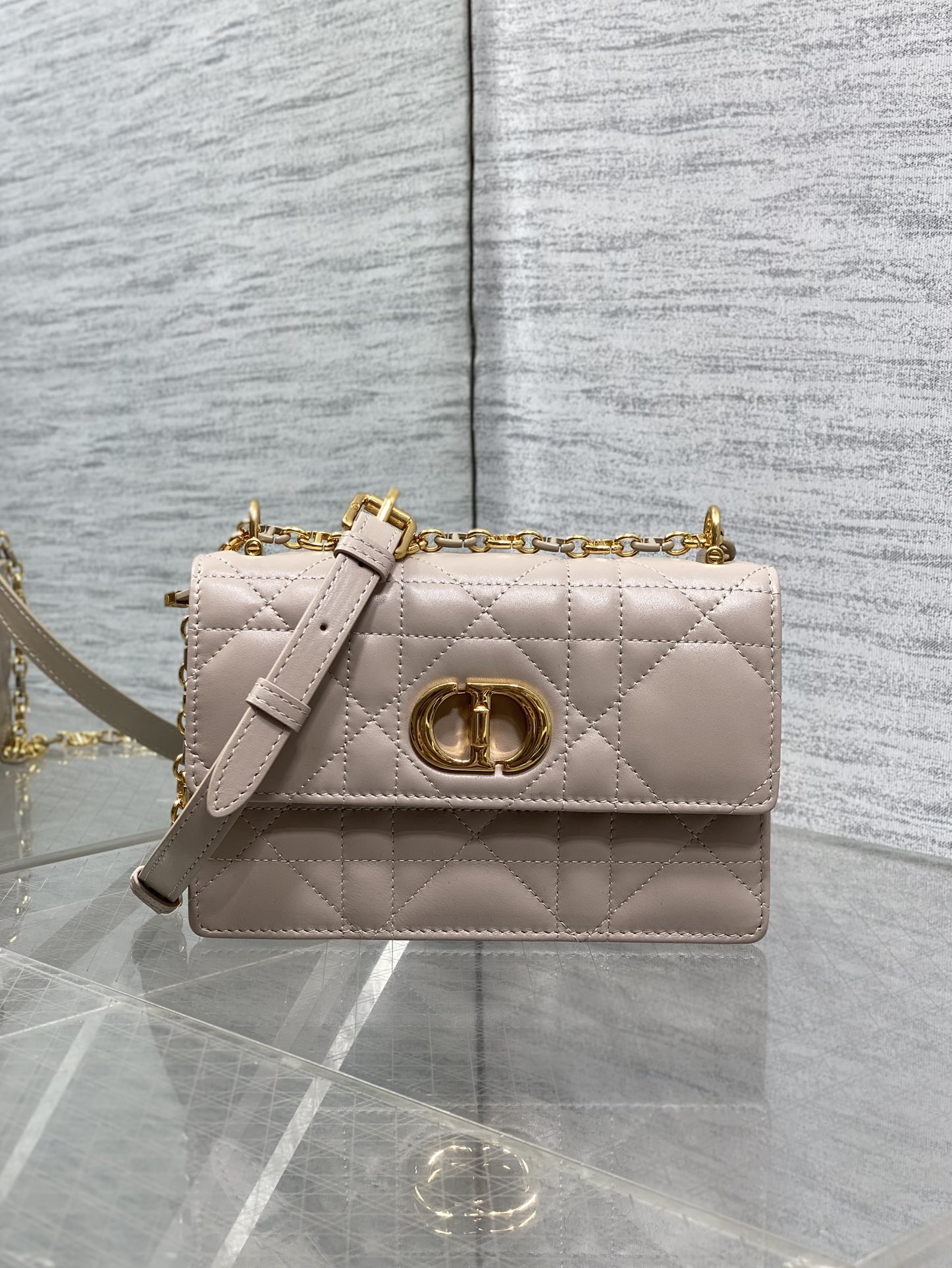 迷你现货‼️𝐃𝐢𝐨𝐫 𝐌𝐢𝐬𝐬 𝐂𝐚𝐫𝐨链条手袋 开挂啦开挂啦！！火爆全网🤤不出意外夏天最爱的一只小包了