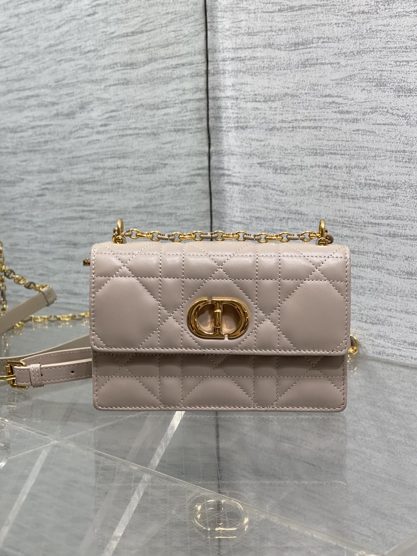 迷你现货‼️𝐃𝐢𝐨𝐫 𝐌𝐢𝐬𝐬 𝐂𝐚𝐫𝐨链条手袋 开挂啦开挂啦！！火爆全网🤤不出意外夏天最爱的一只小包了