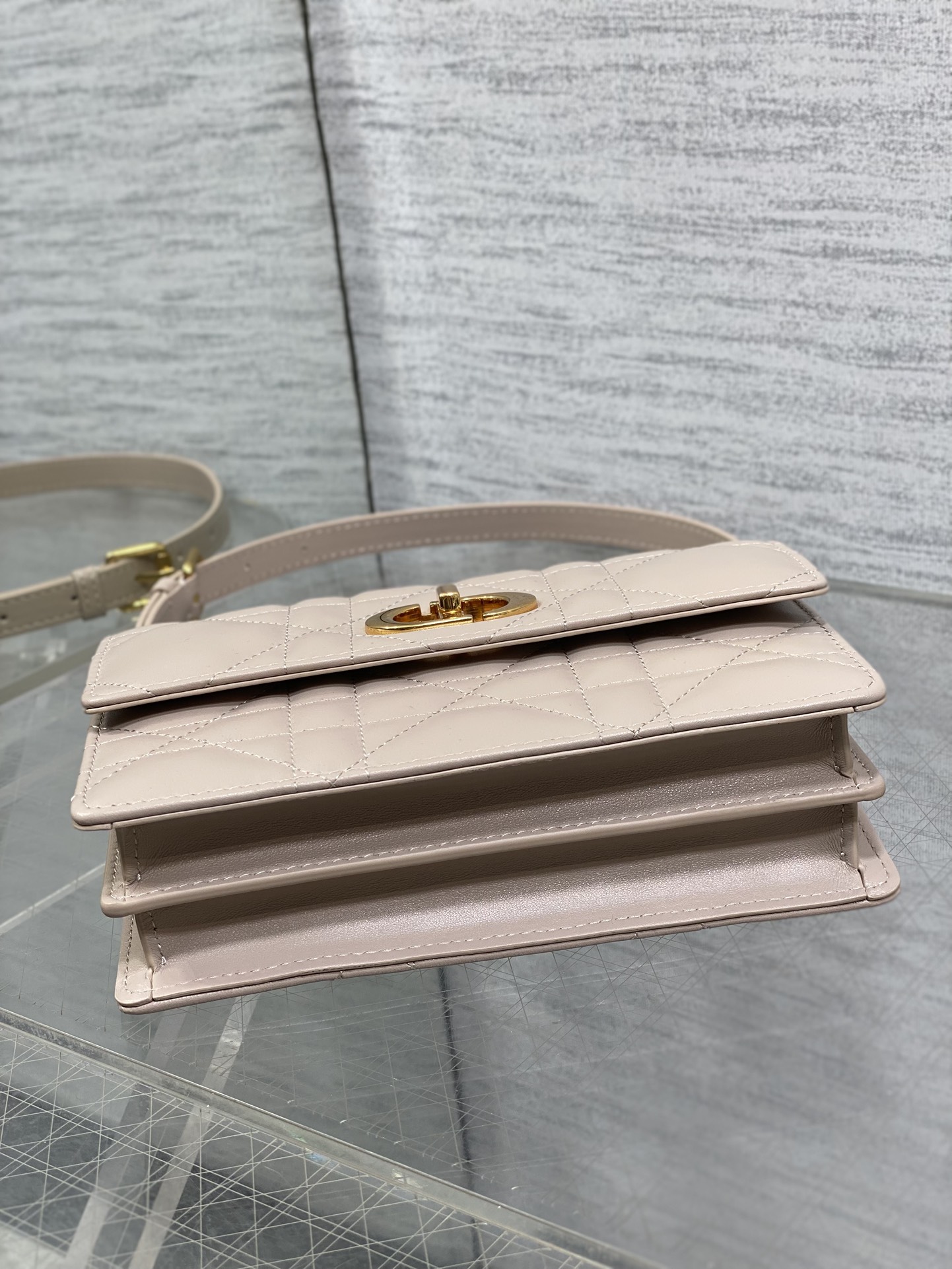 迷你现货‼️𝐃𝐢𝐨𝐫 𝐌𝐢𝐬𝐬 𝐂𝐚𝐫𝐨链条手袋 开挂啦开挂啦！！火爆全网🤤不出意外夏天最爱的一只小包了