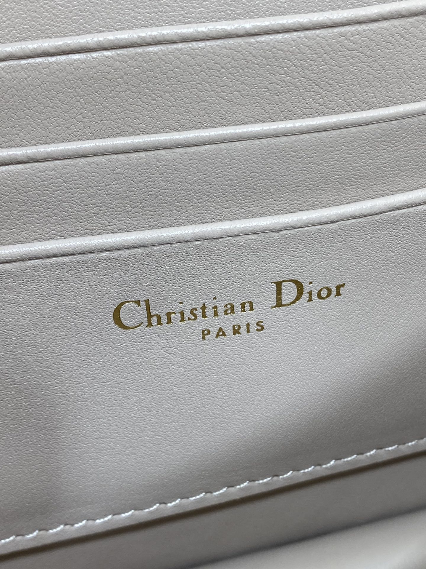 迷你现货‼️𝐃𝐢𝐨𝐫 𝐌𝐢𝐬𝐬 𝐂𝐚𝐫𝐨链条手袋 开挂啦开挂啦！！火爆全网🤤不出意外夏天最爱的一只小包了