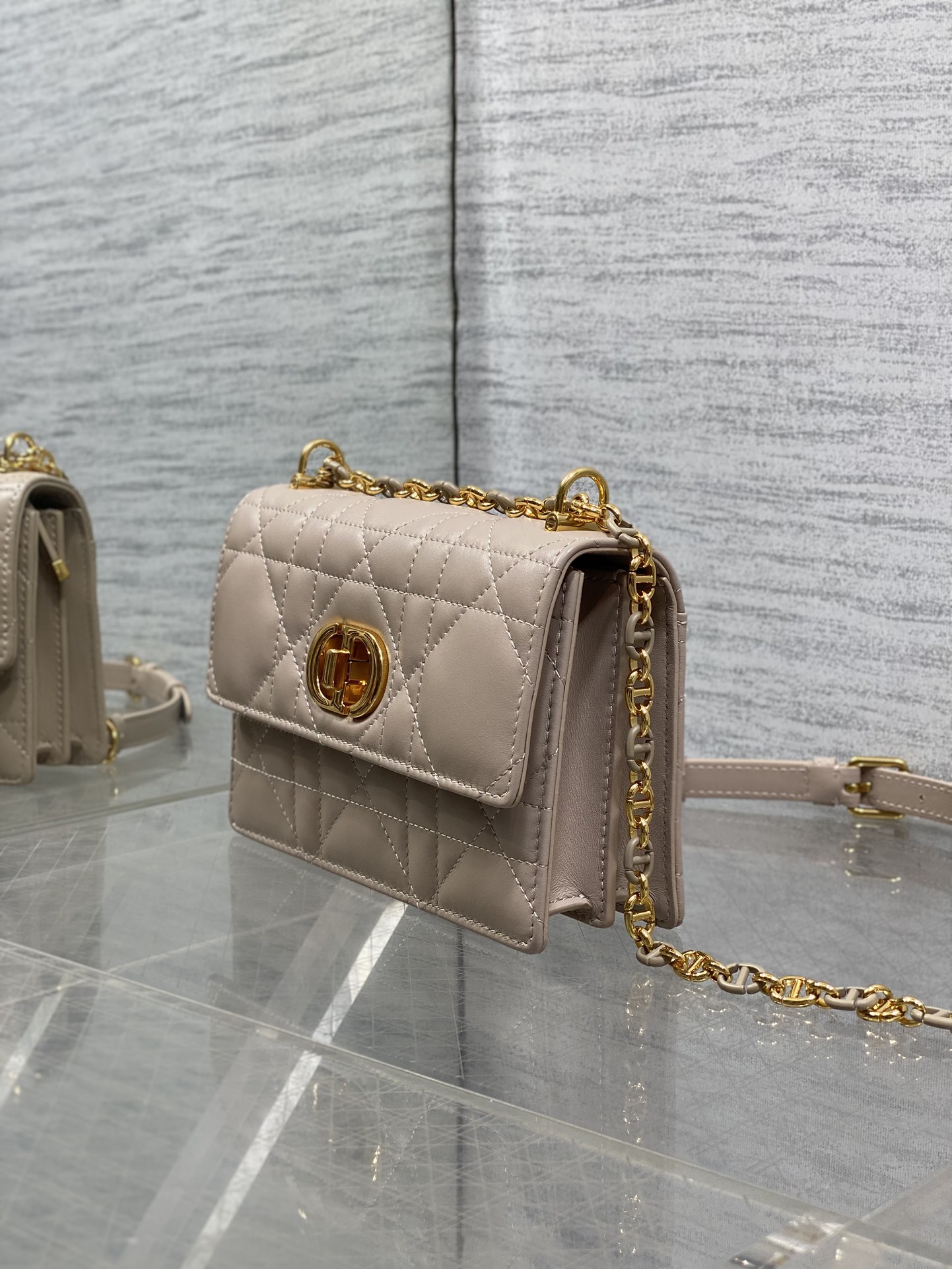 迷你现货‼️𝐃𝐢𝐨𝐫 𝐌𝐢𝐬𝐬 𝐂𝐚𝐫𝐨链条手袋 开挂啦开挂啦！！火爆全网🤤不出意外夏天最爱的一只小包了