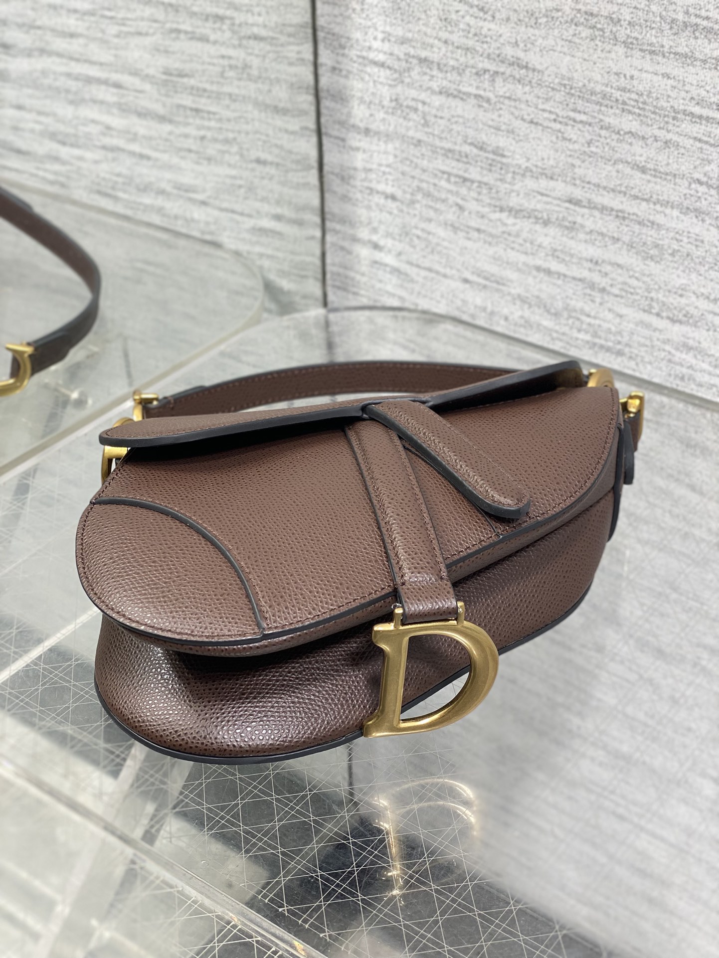 现货‼️CD Saddle经典马鞍包🈶️王者中的王者，地位不可撼动☝️席卷了整个时尚圈今年依旧火爆啊🍀这