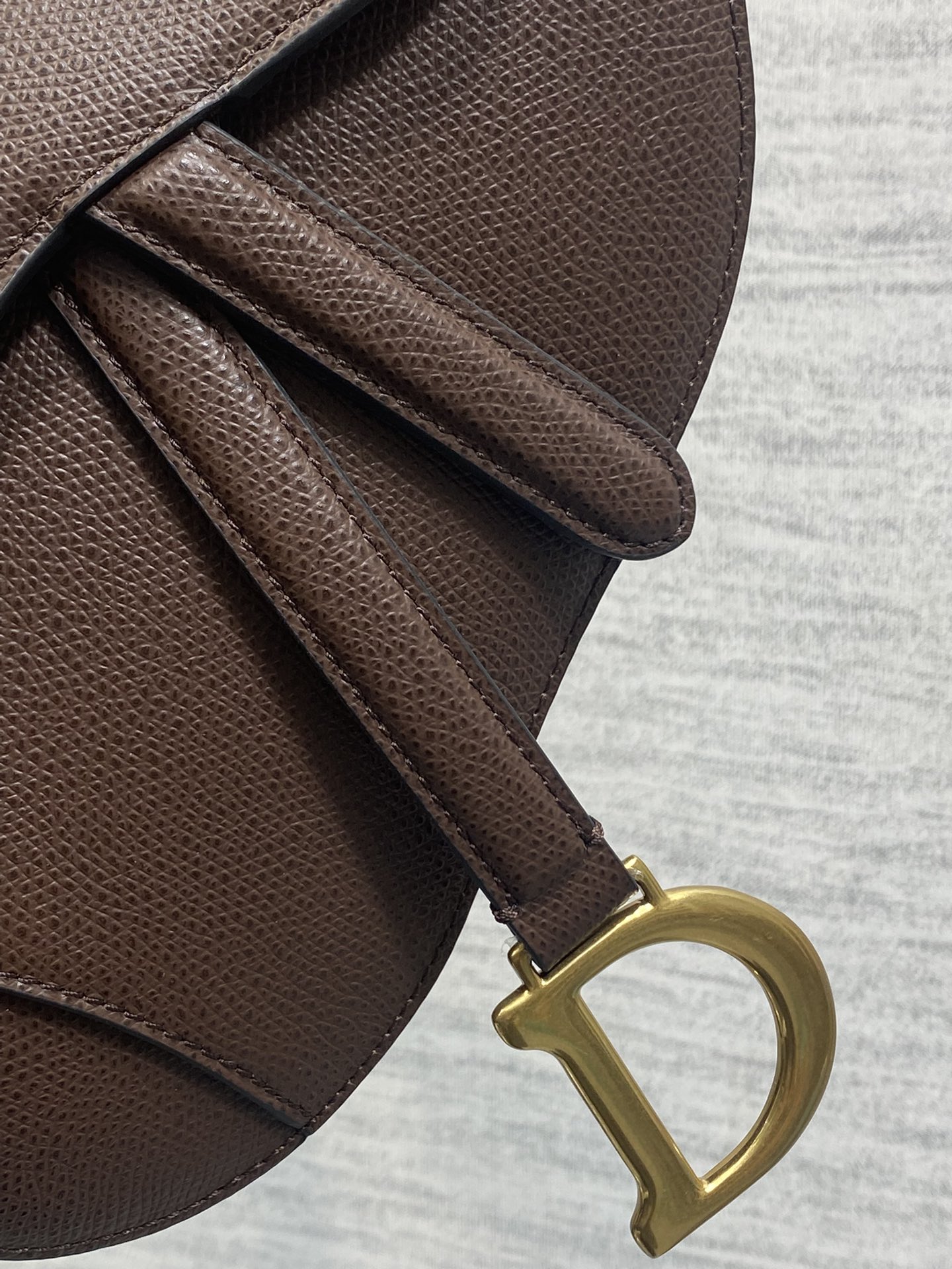 现货‼️CD Saddle经典马鞍包🈶️王者中的王者，地位不可撼动☝️席卷了整个时尚圈今年依旧火爆啊🍀这