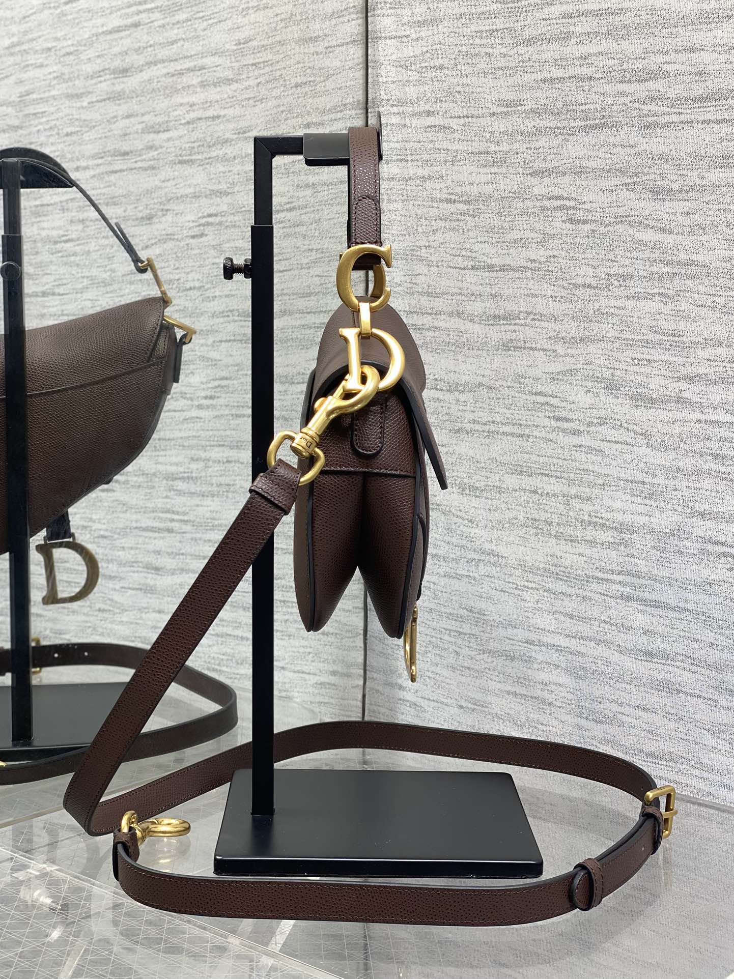 现货‼️CD Saddle经典马鞍包🈶️王者中的王者，地位不可撼动☝️席卷了整个时尚圈今年依旧火爆啊🍀这