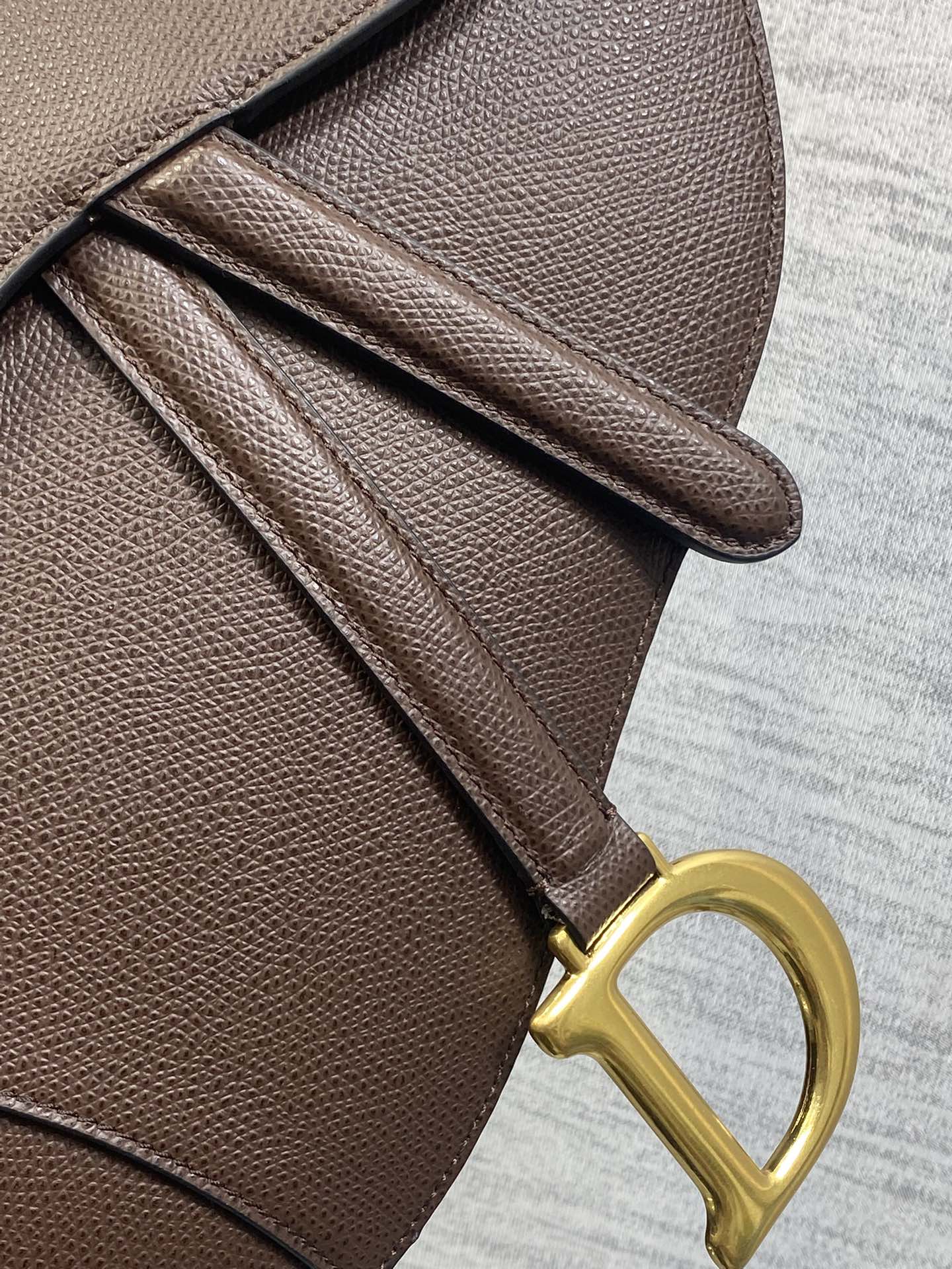 现货‼️CD Saddle经典马鞍包🈶️王者中的王者，地位不可撼动☝️席卷了整个时尚圈今年依旧火爆啊🍀这