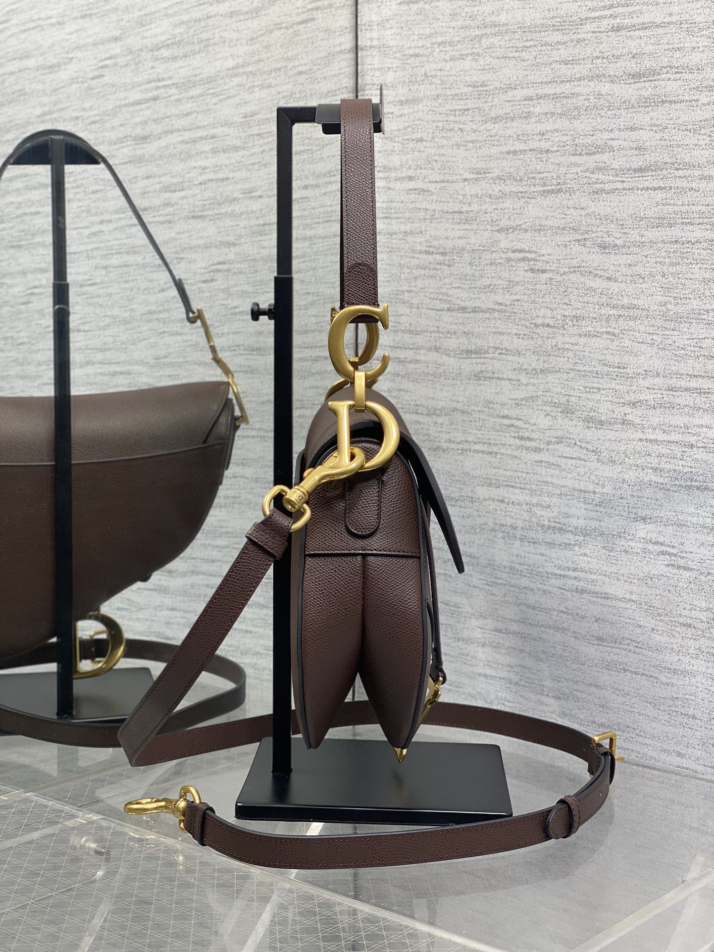 现货‼️CD Saddle经典马鞍包🈶️王者中的王者，地位不可撼动☝️席卷了整个时尚圈今年依旧火爆啊🍀这