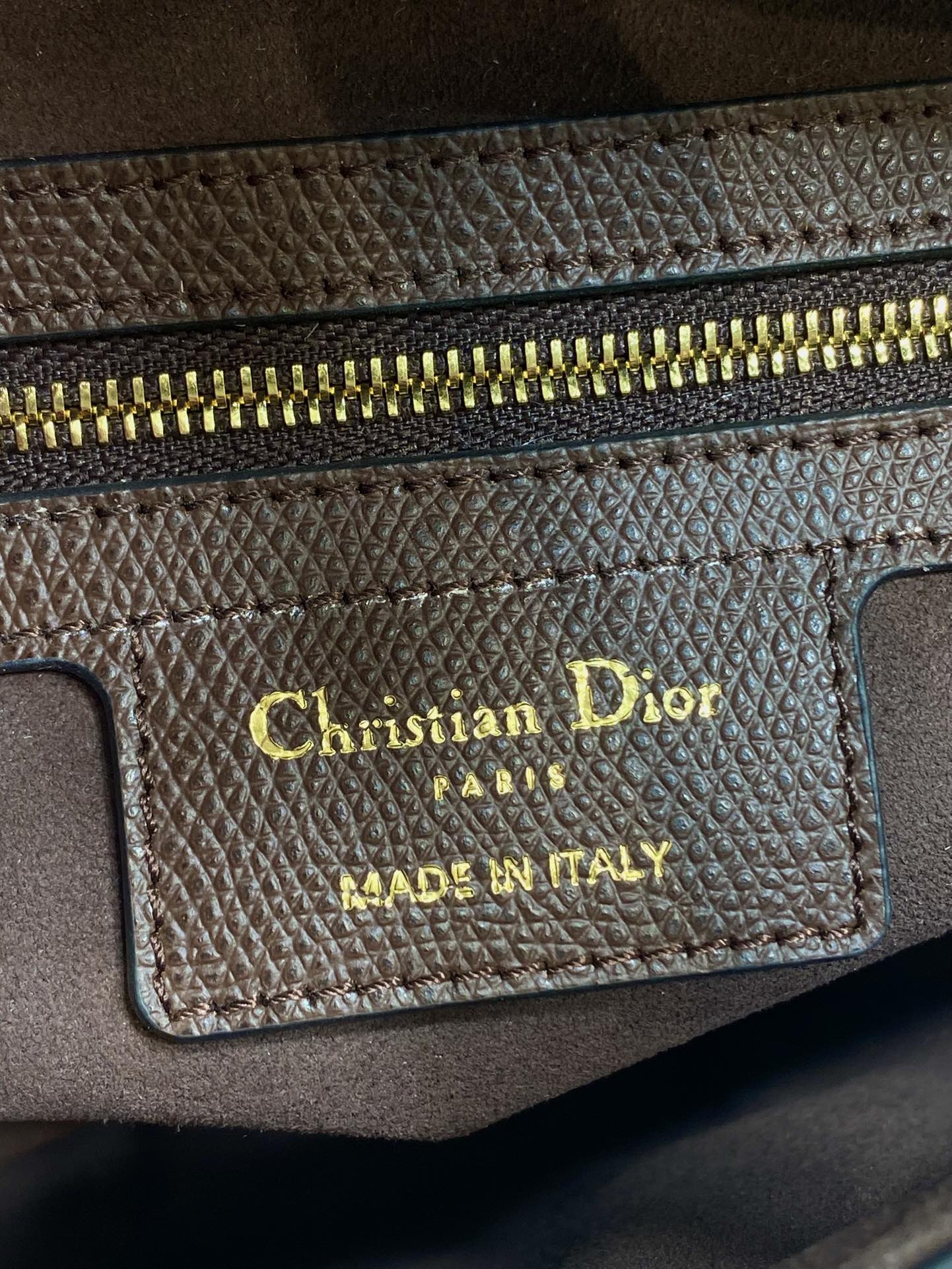 现货‼️CD Saddle经典马鞍包🈶️王者中的王者，地位不可撼动☝️席卷了整个时尚圈今年依旧火爆啊🍀这