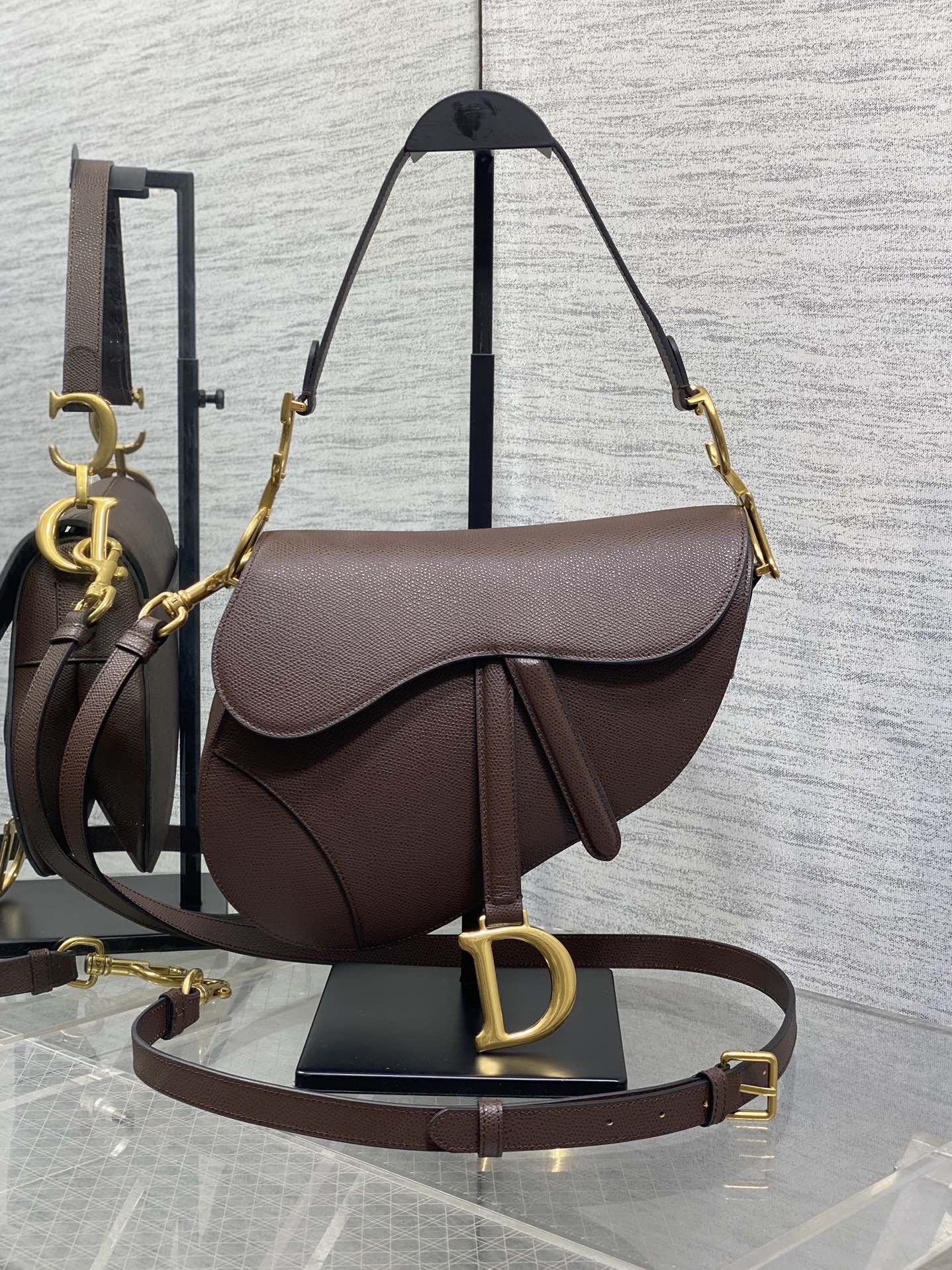 现货‼️CD Saddle经典马鞍包🈶️王者中的王者，地位不可撼动☝️席卷了整个时尚圈今年依旧火爆啊🍀这