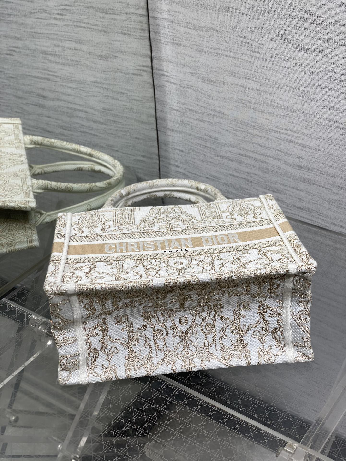 现货‼️Dior圣诞限定Book Tote手袋，白金配色+金色刺绣，奢华优雅感拉满，厚实帆布材质，结实耐