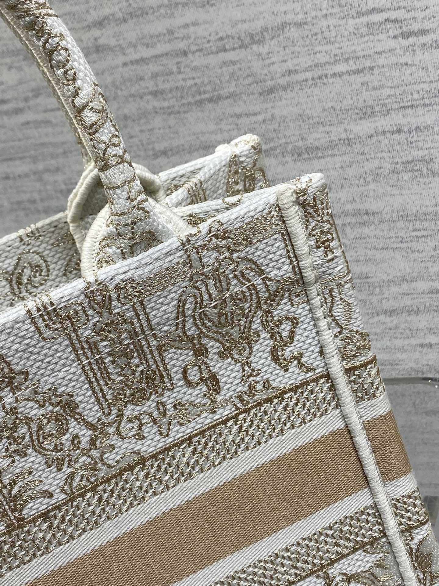 现货‼️Dior圣诞限定Book Tote手袋，白金配色+金色刺绣，奢华优雅感拉满，厚实帆布材质，结实耐