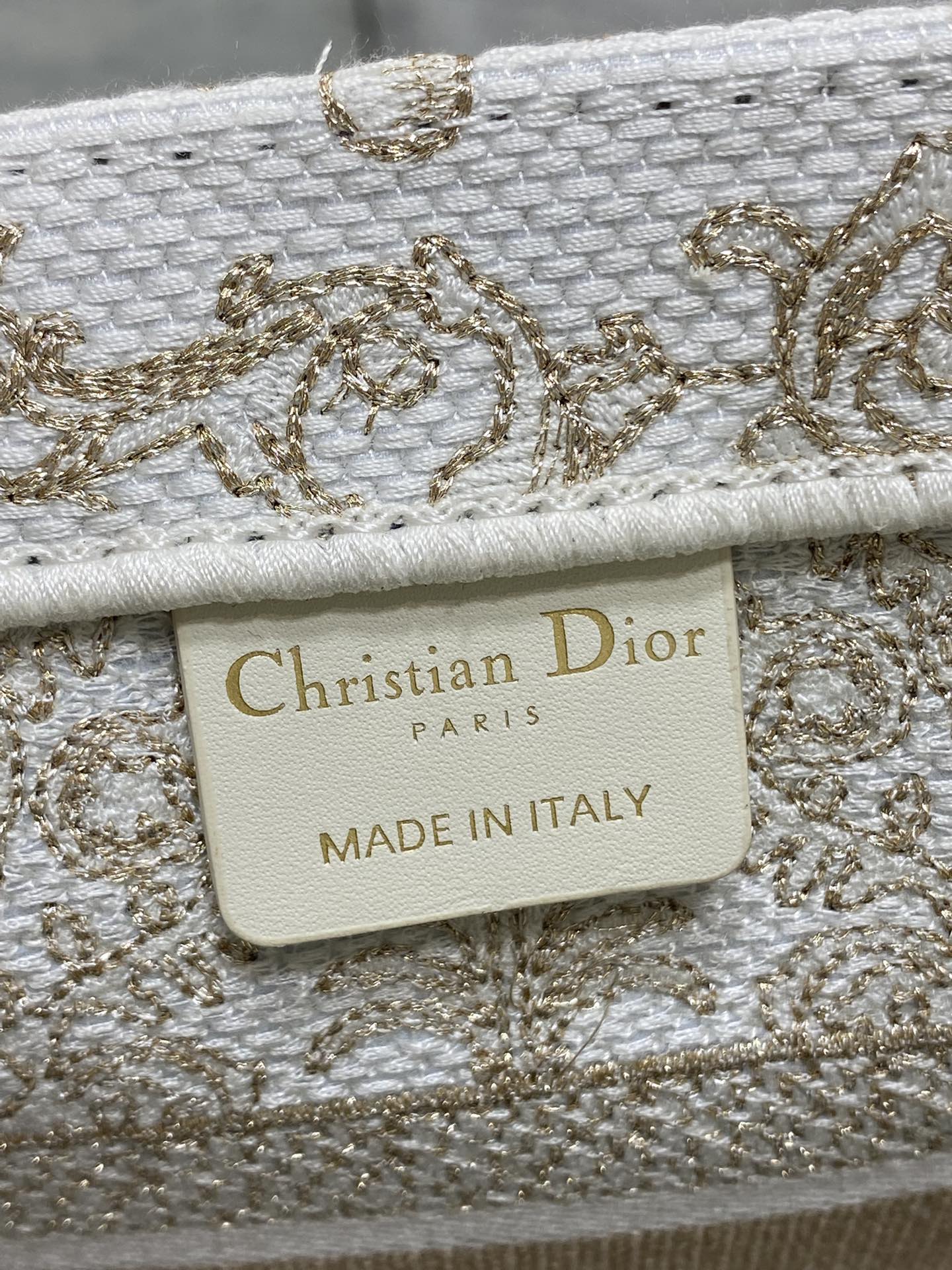 现货‼️Dior圣诞限定Book Tote手袋，白金配色+金色刺绣，奢华优雅感拉满，厚实帆布材质，结实耐