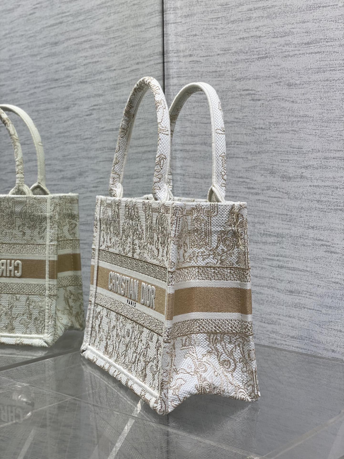 现货‼️Dior圣诞限定Book Tote手袋，白金配色+金色刺绣，奢华优雅感拉满，厚实帆布材质，结实耐