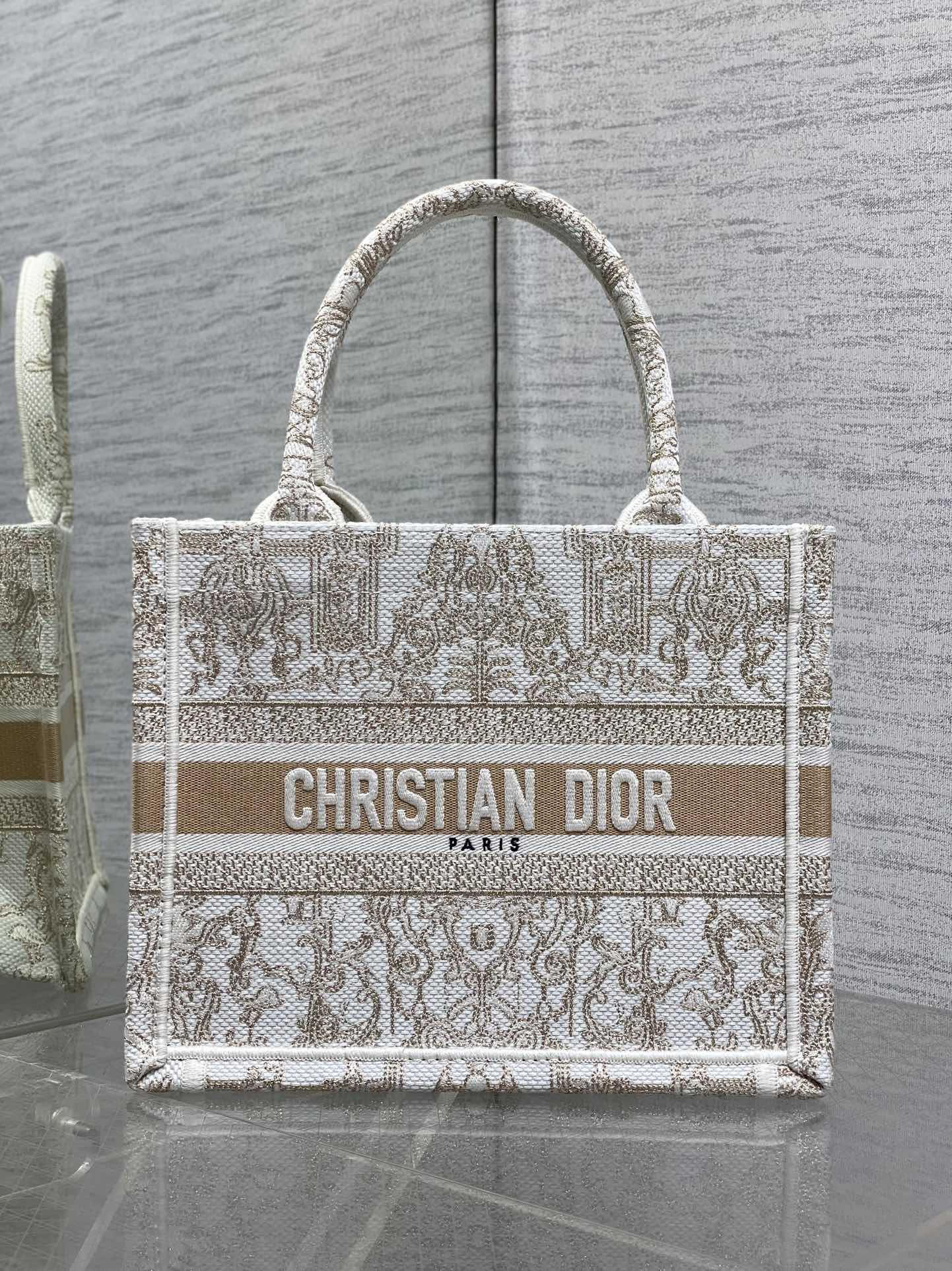 现货‼️Dior圣诞限定Book Tote手袋，白金配色+金色刺绣，奢华优雅感拉满，厚实帆布材质，结实耐
