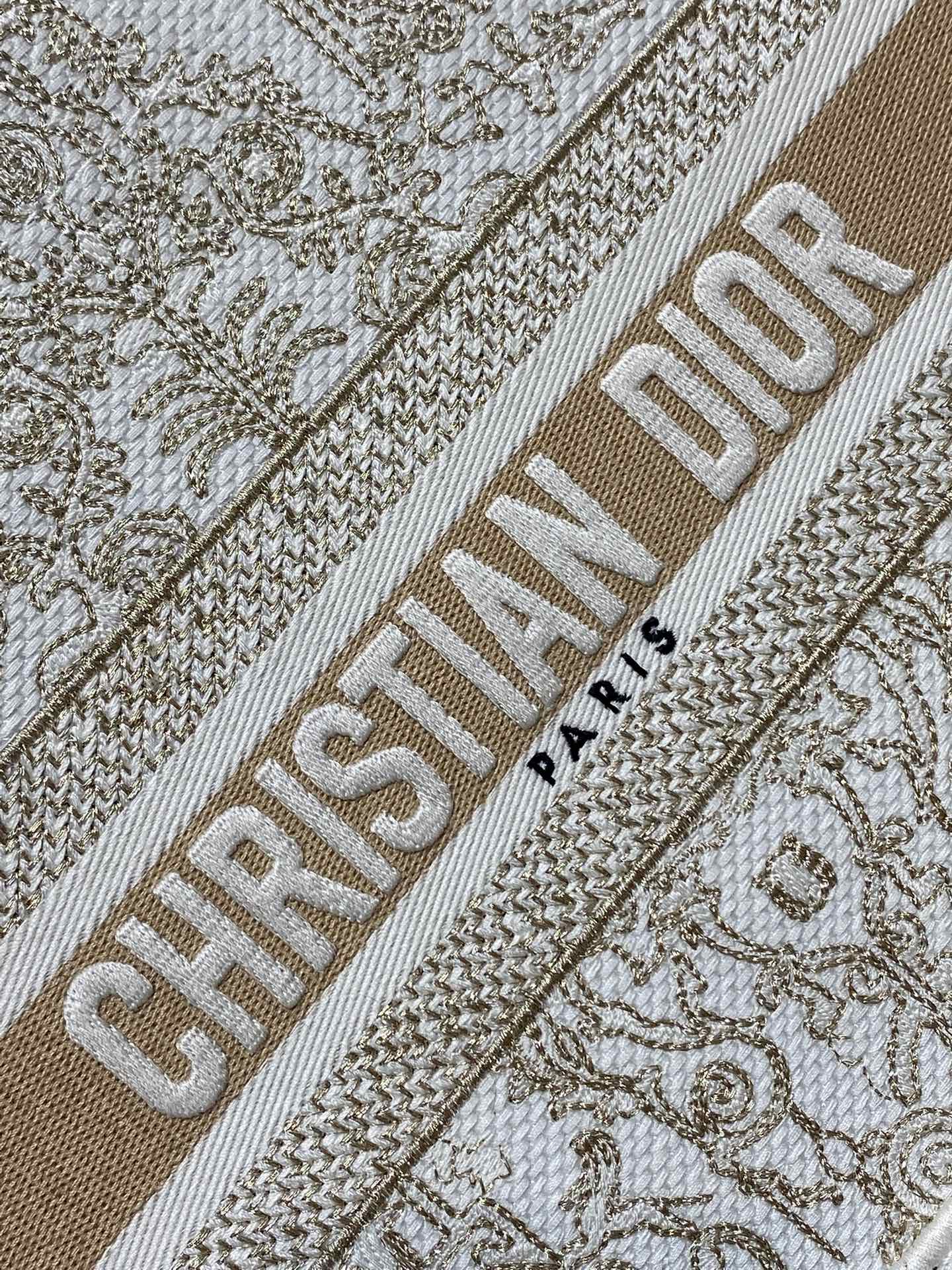 现货‼️Dior圣诞限定Book Tote手袋，白金配色+金色刺绣，奢华优雅感拉满，厚实帆布材质，结实耐