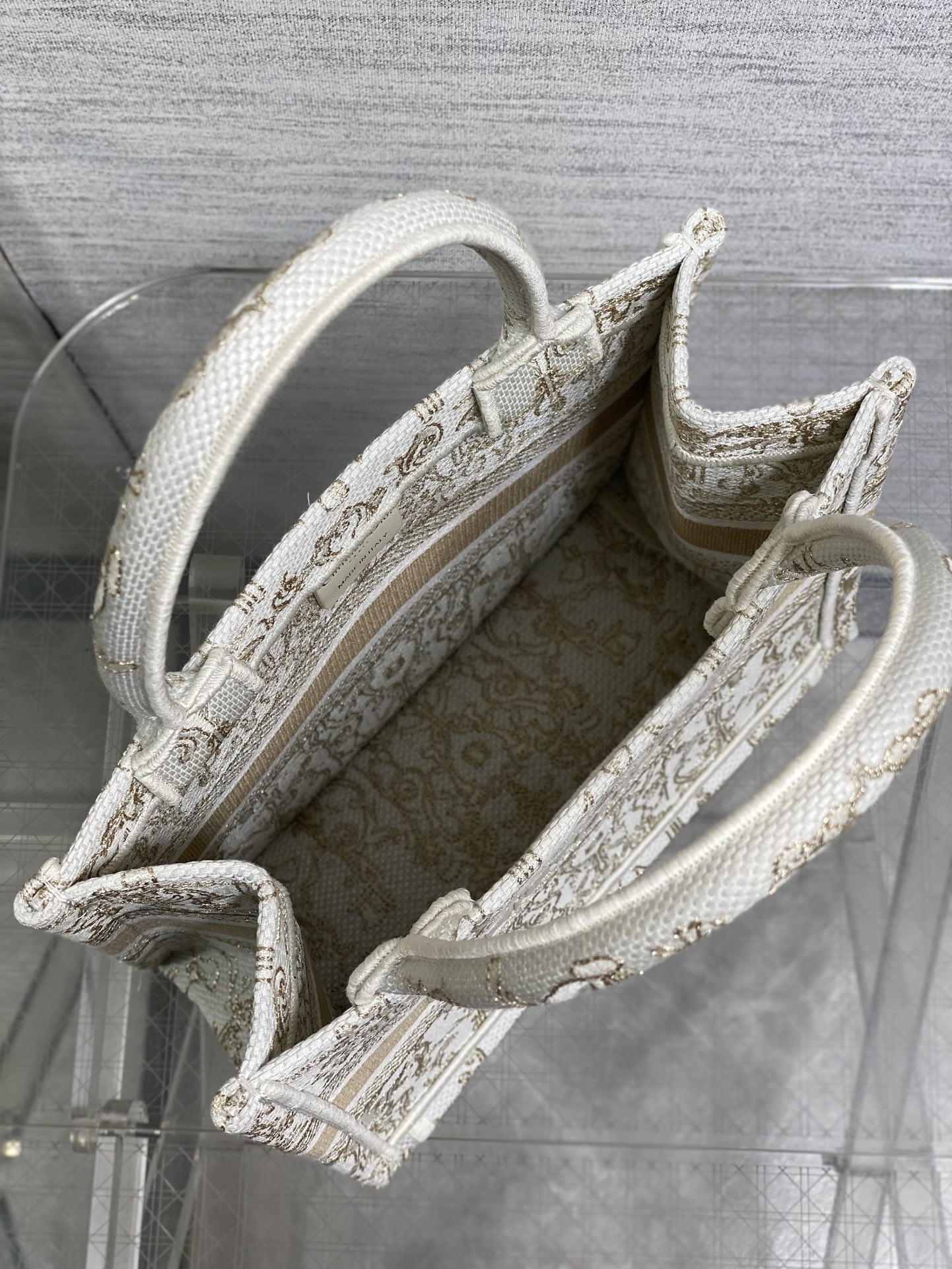 现货‼️Dior圣诞限定Book Tote手袋，白金配色+金色刺绣，奢华优雅感拉满，厚实帆布材质，结实耐