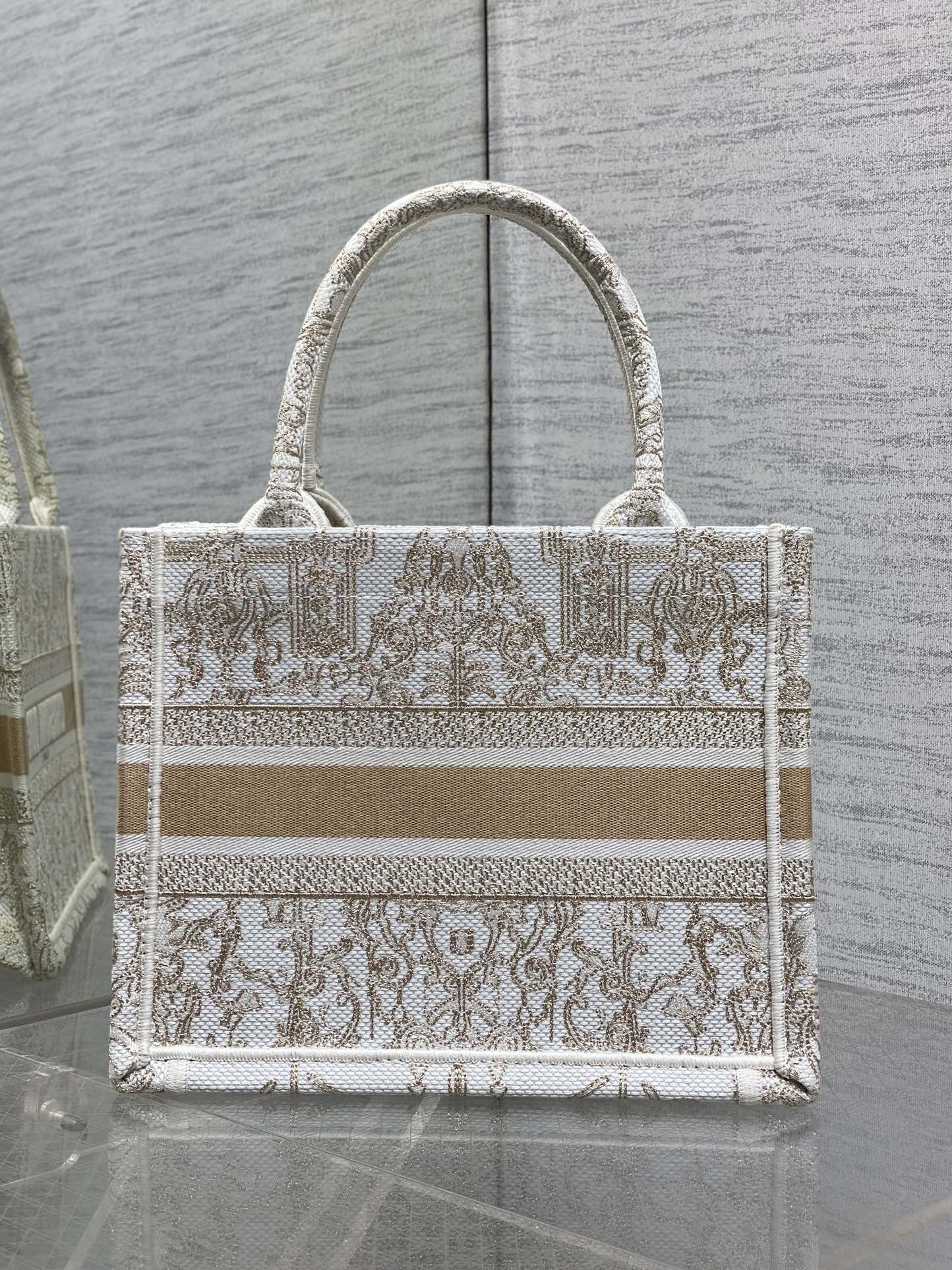 现货‼️Dior圣诞限定Book Tote手袋，白金配色+金色刺绣，奢华优雅感拉满，厚实帆布材质，结实耐