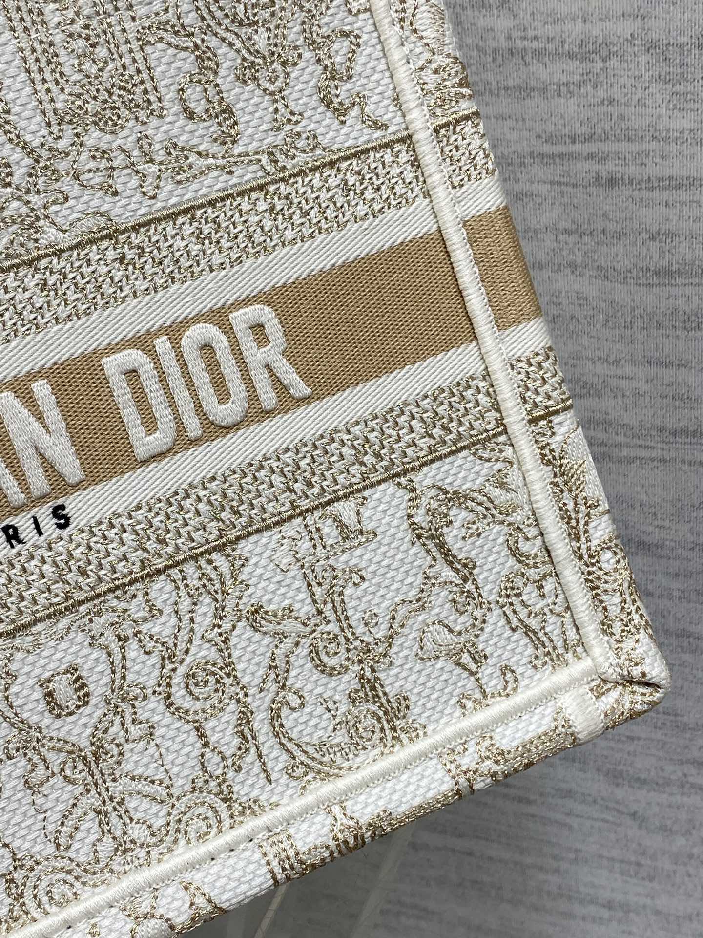 现货‼️Dior圣诞限定Book Tote手袋，白金配色+金色刺绣，奢华优雅感拉满，厚实帆布材质，结实耐