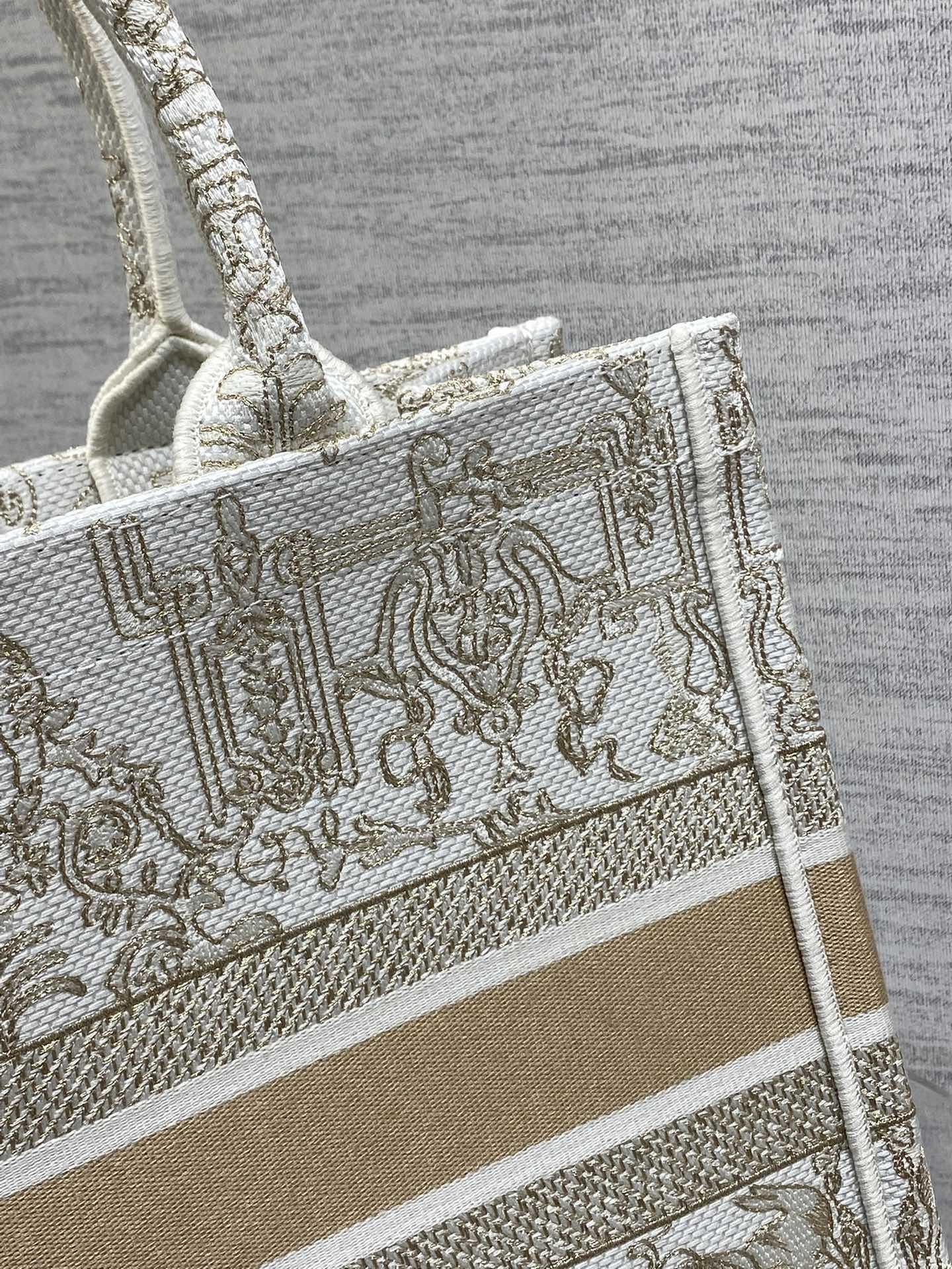 现货‼️Dior圣诞限定Book Tote手袋，白金配色+金色刺绣，奢华优雅感拉满，厚实帆布材质，结实耐