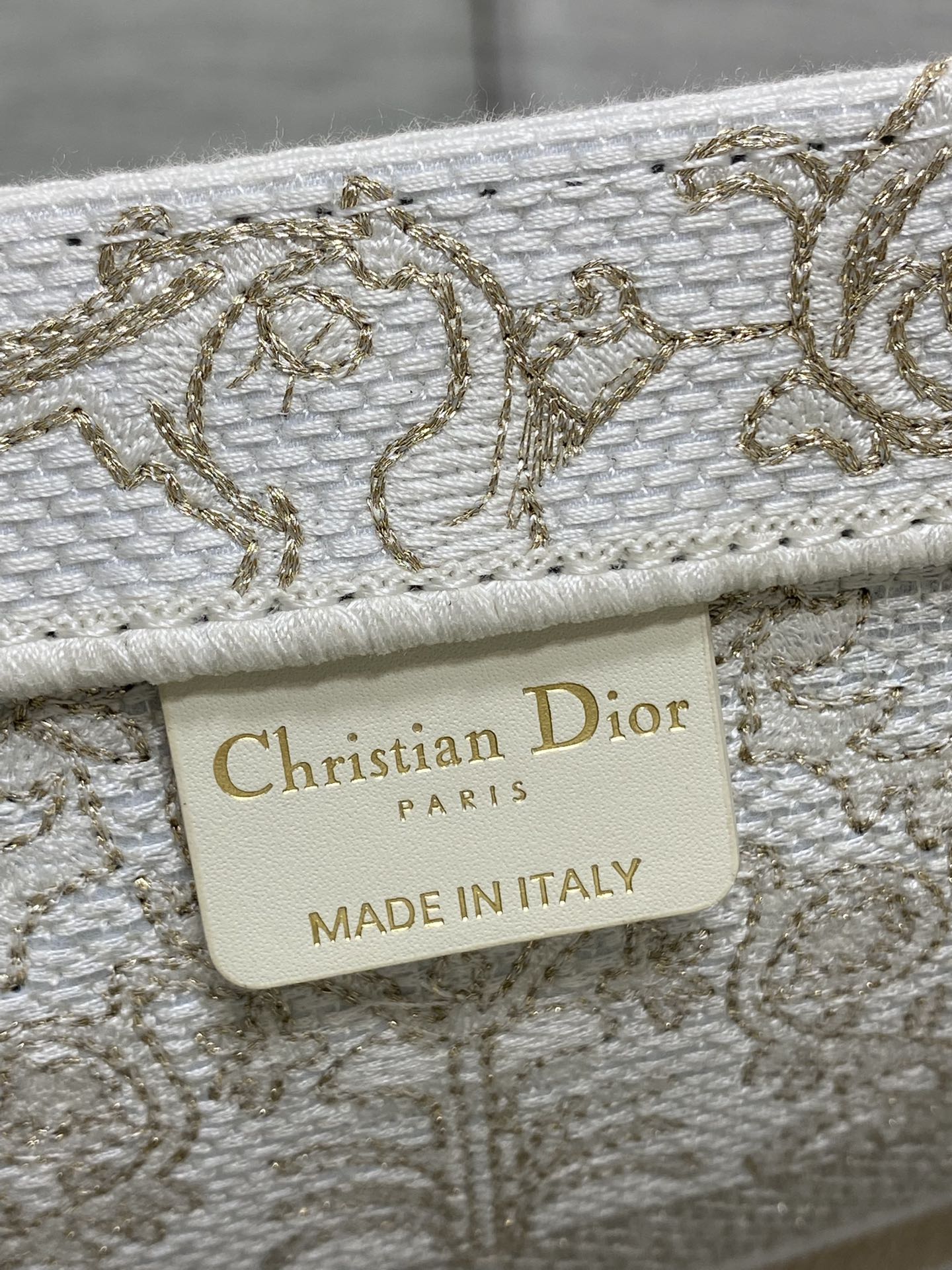 现货‼️Dior圣诞限定Book Tote手袋，白金配色+金色刺绣，奢华优雅感拉满，厚实帆布材质，结实耐